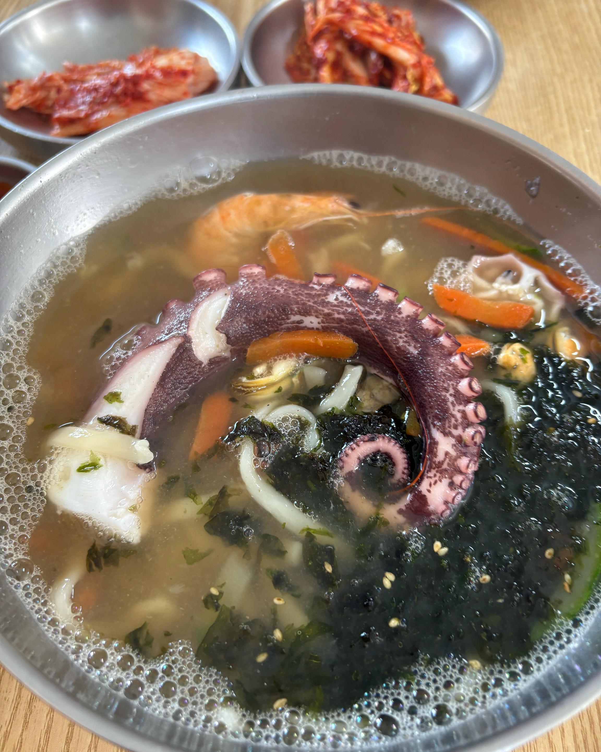 사장님 전처럼 오만둥이 갈아서 넣으심 안데까용 - 제주 맛집 협재칼국수
