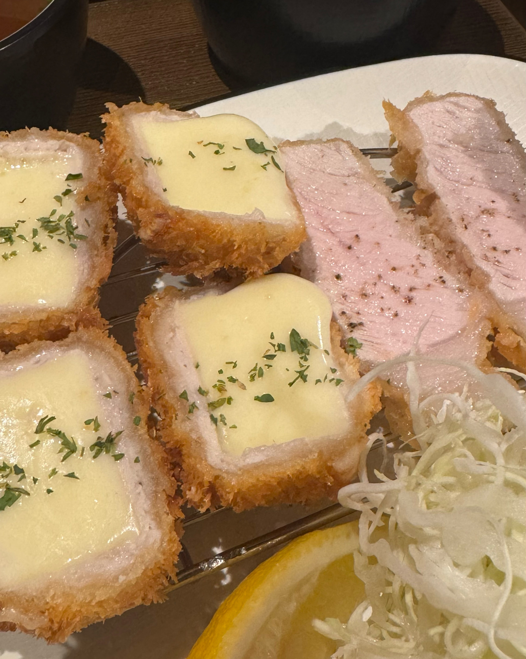 차림이 푸짐하게 나오고 음식 비주얼도 좋고 가게 분위기도 좋아요!! 음식도 맛있어서 기회되
