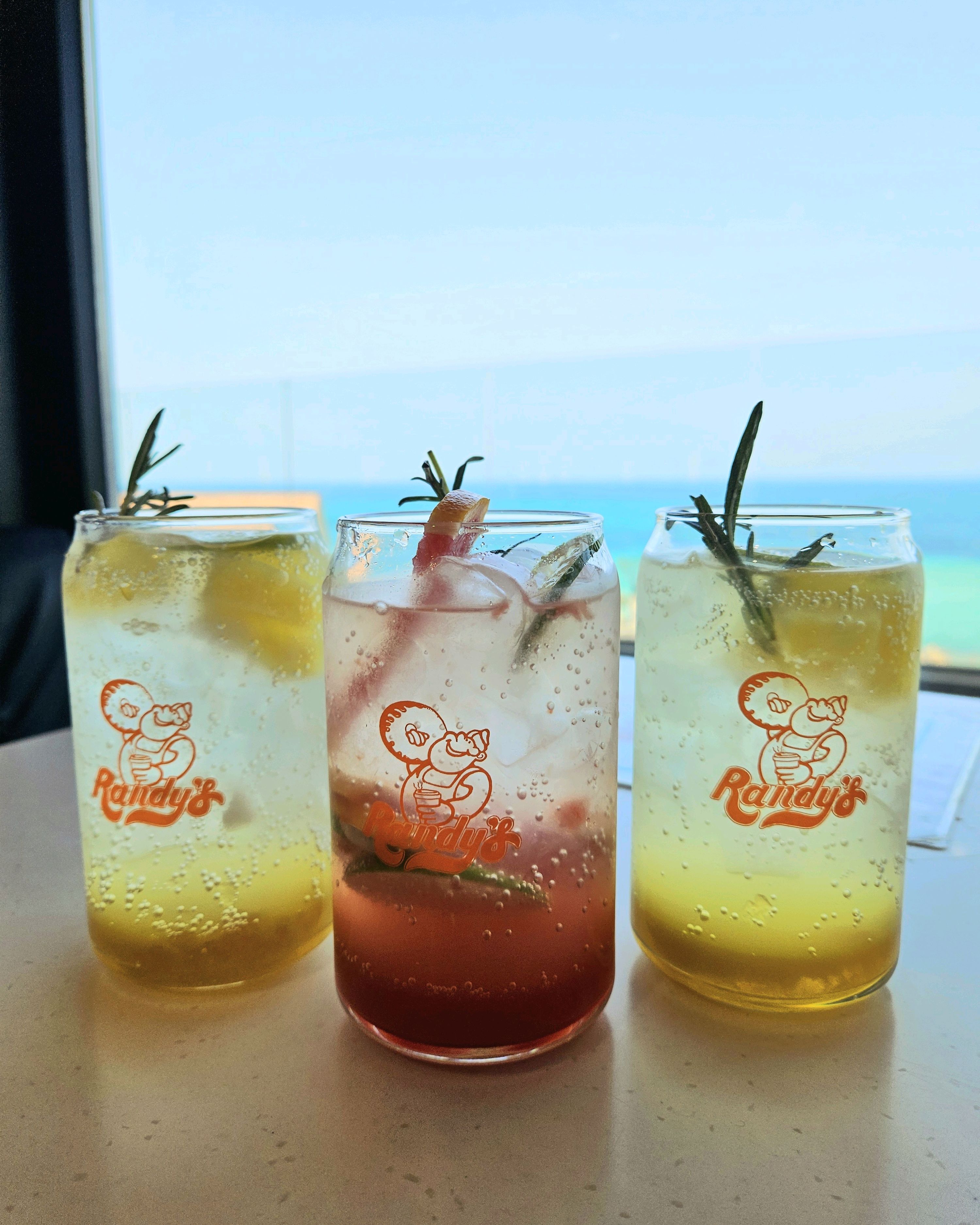 바다뷰  맛집이에요!! 음료두 상큼하니 좋았고 애플프리터는 약과+오란다+시나몬맛 나서 할매