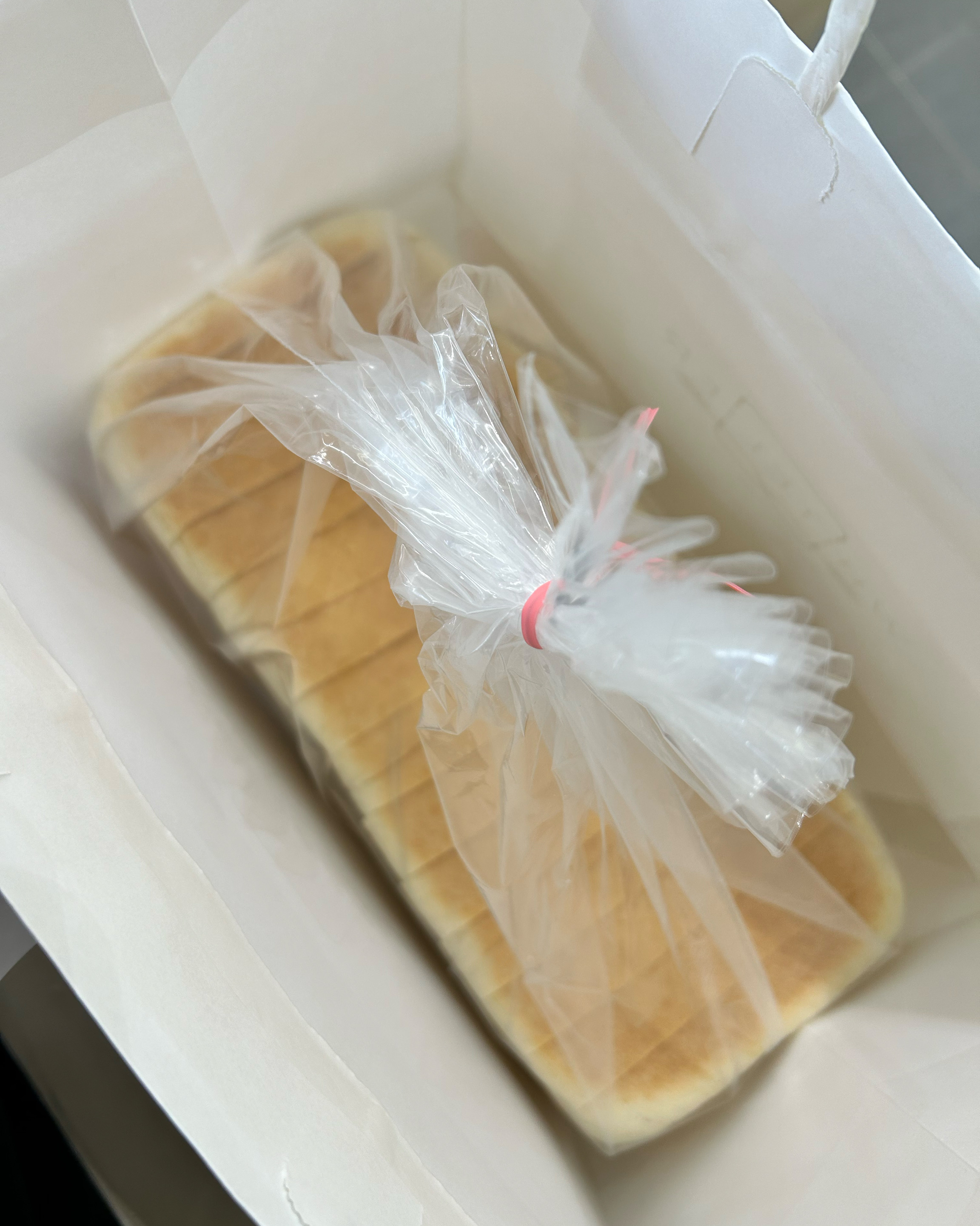 자주사먹는식빵이에요~ 버터향도 너무좋고 쫄깃하고 너무 맛있어요!! - 김해 내외동 맛집 화이트리에 김해내외점