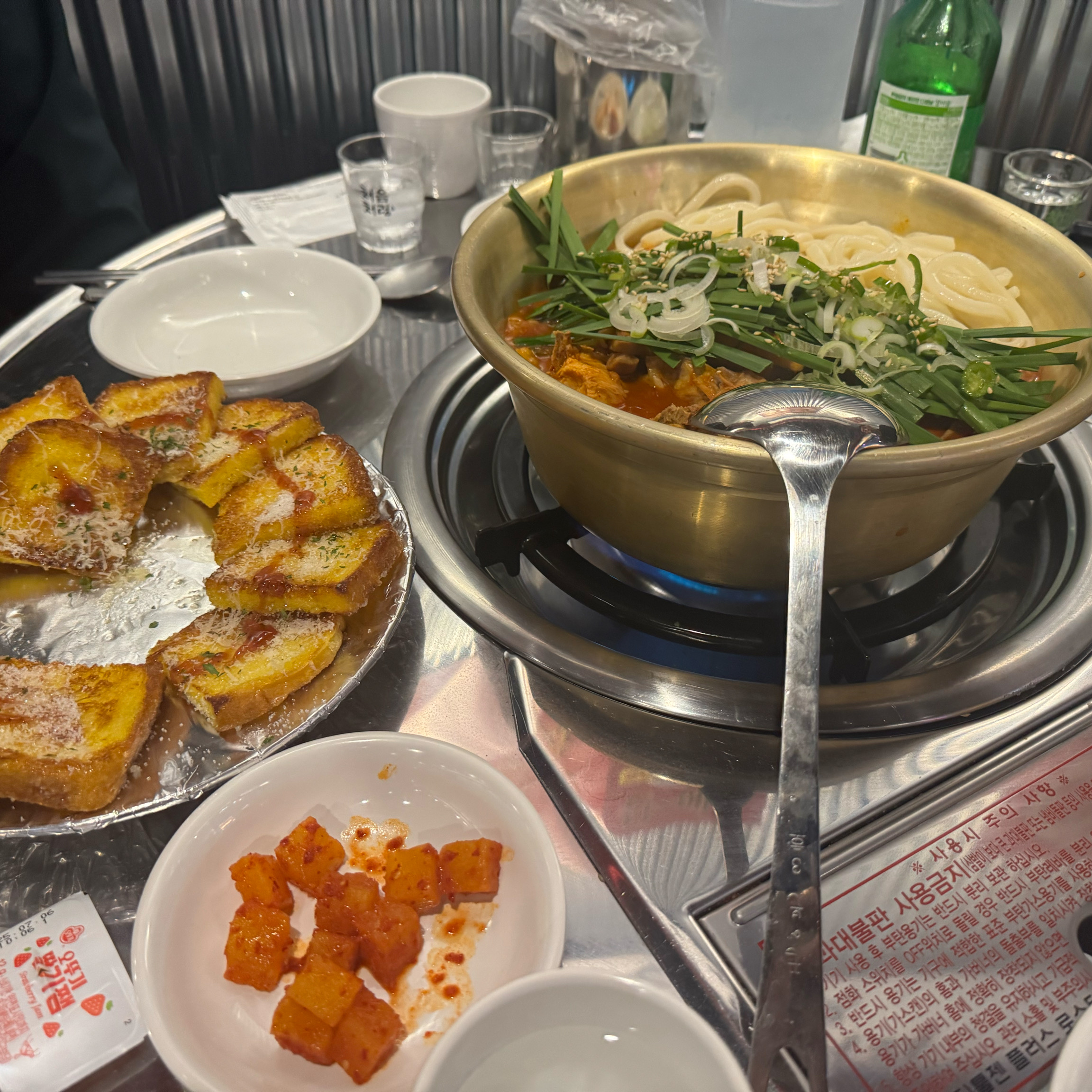 계란토스트가 달달하고 부드러워요. 곱도리탕 닭도 크고 실하네요. 평일 저녁에 오니까 한산하