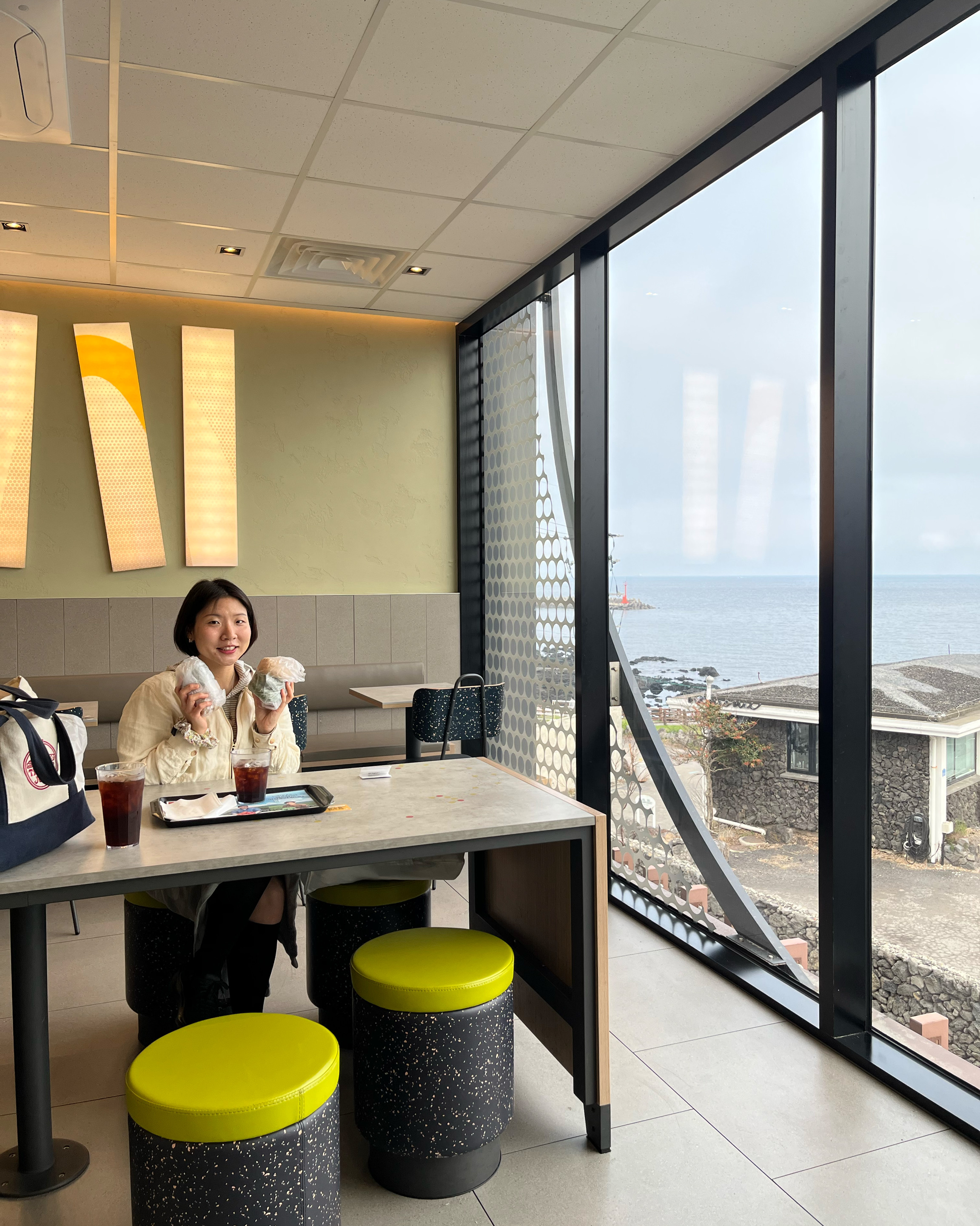 서울에서 인스타보고 왔어요!!! 너무 맛있어서 호록호록 먹었습니다 🤍🤍🤍 - 제주 맛집 제주명품쑥보리빵