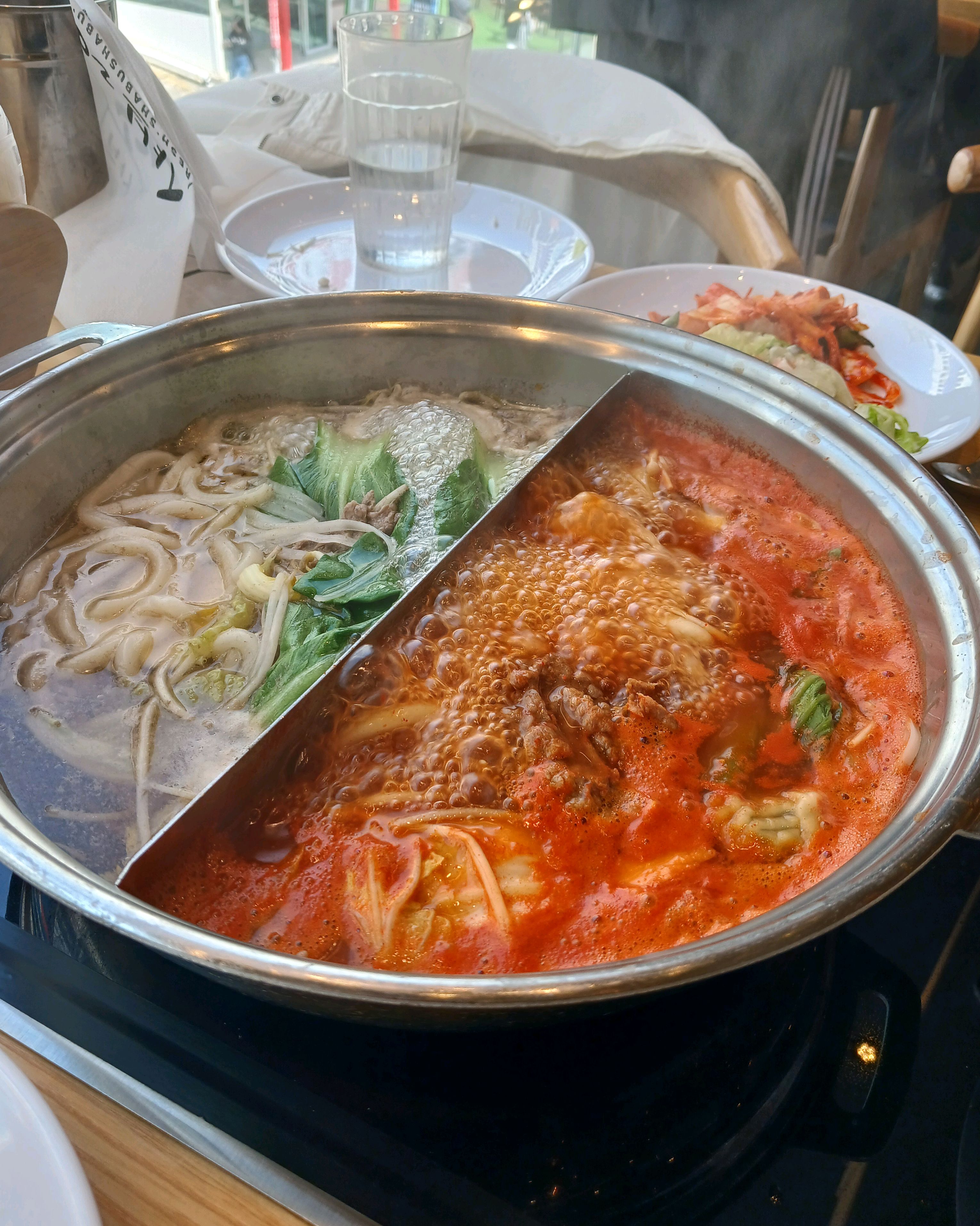 간장치킨 lOVE♥ 간장 치킨 처음 먹어보는데 맛있더라고요. 쌀국수면이랑 우동면 있는데 당