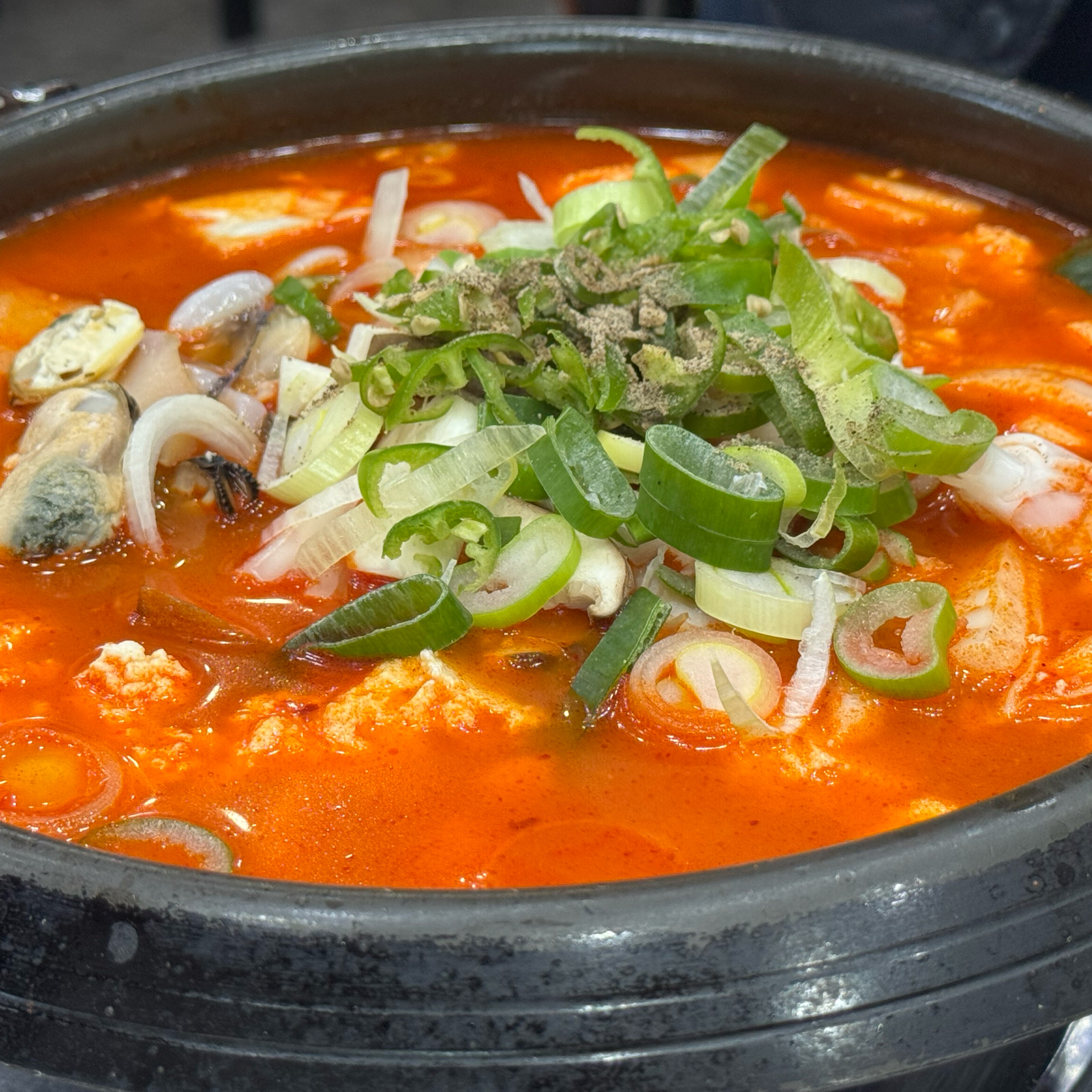 찌개의 양은 좀 적은듯하나 밑반찬이 알차서 - 경포대 맛집 차현희순두부청국장