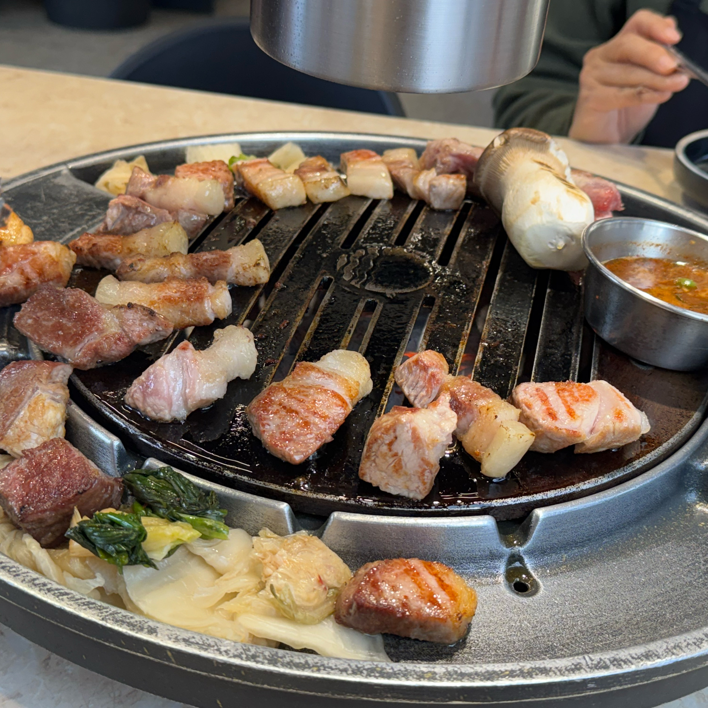 고기가 많이 질기고 뻑뻑해요,,, 반찬은 미리 담아놔서 다 말라있고,,, 숙성도 지점이 많