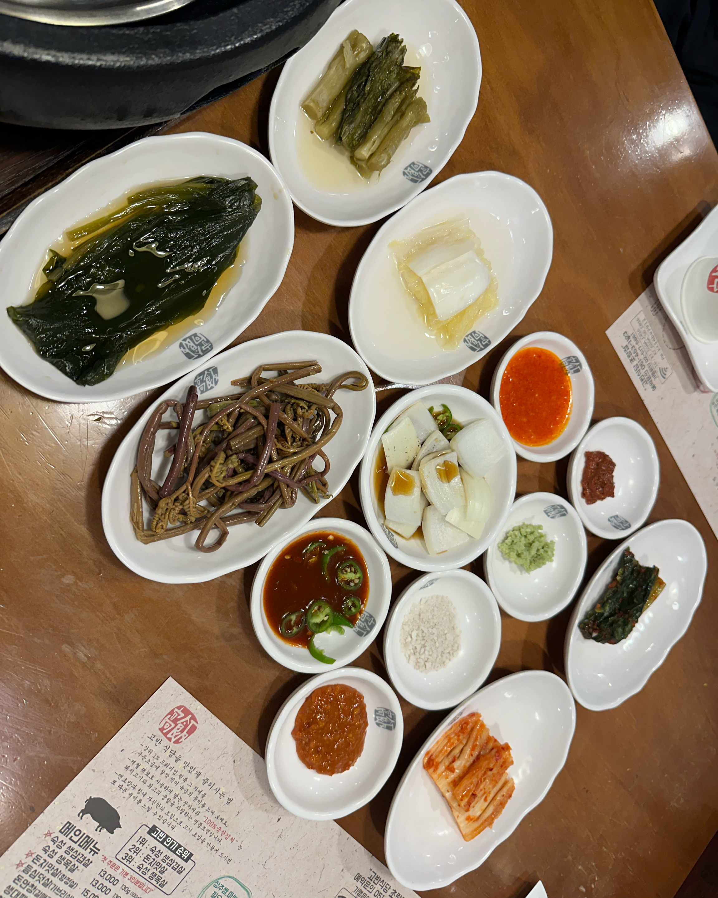 상차림도 푸짐하고 고기 질도 좋아서 재방문 의사 있습니다 구워주는 고깃집인데 친절하시고 이