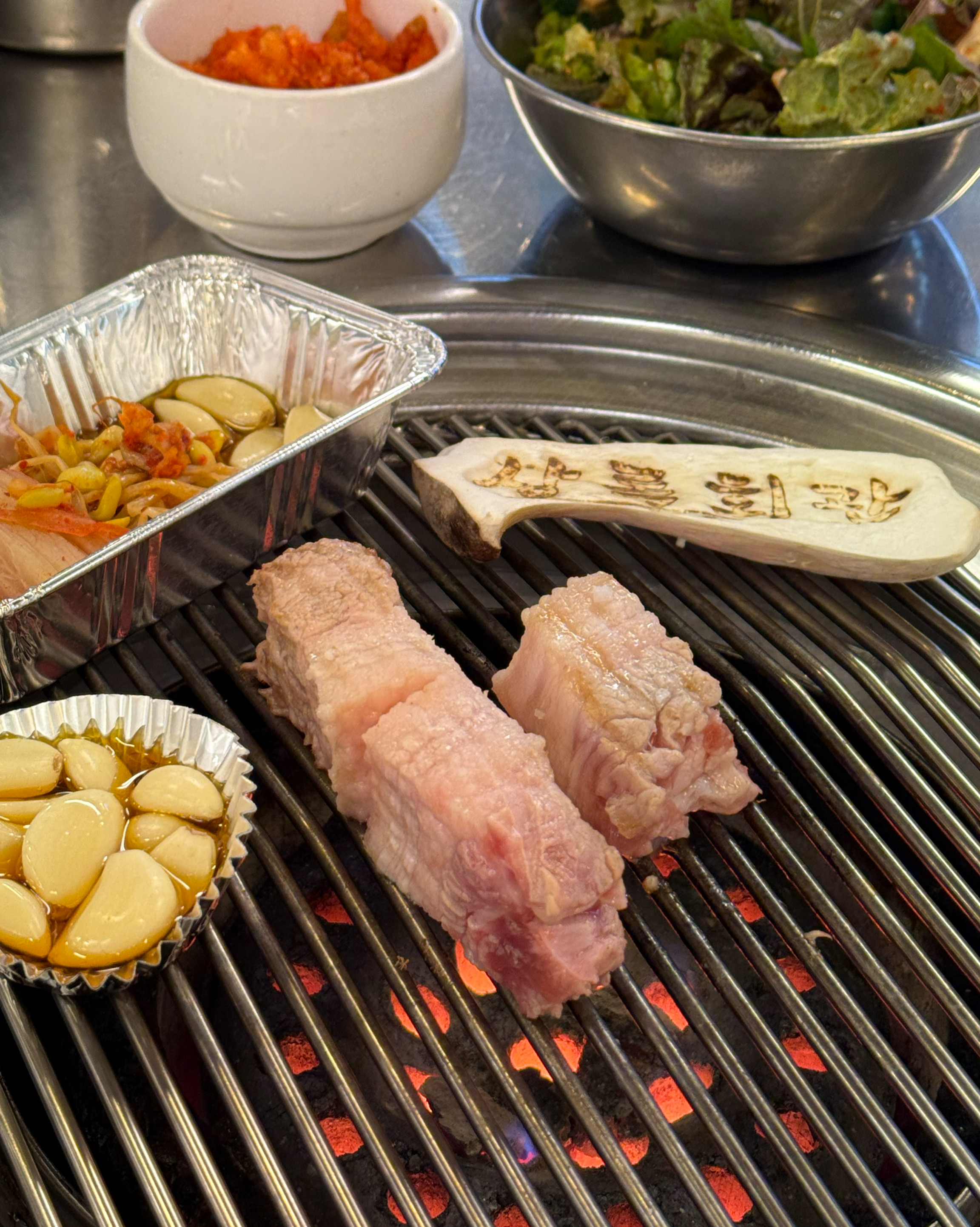 사진에는 없지만, 비빔밥이 끝내주게 맛있슴니다~ 다른 비빔밥집보다 훨씬 맛있어요. 삼겹살도