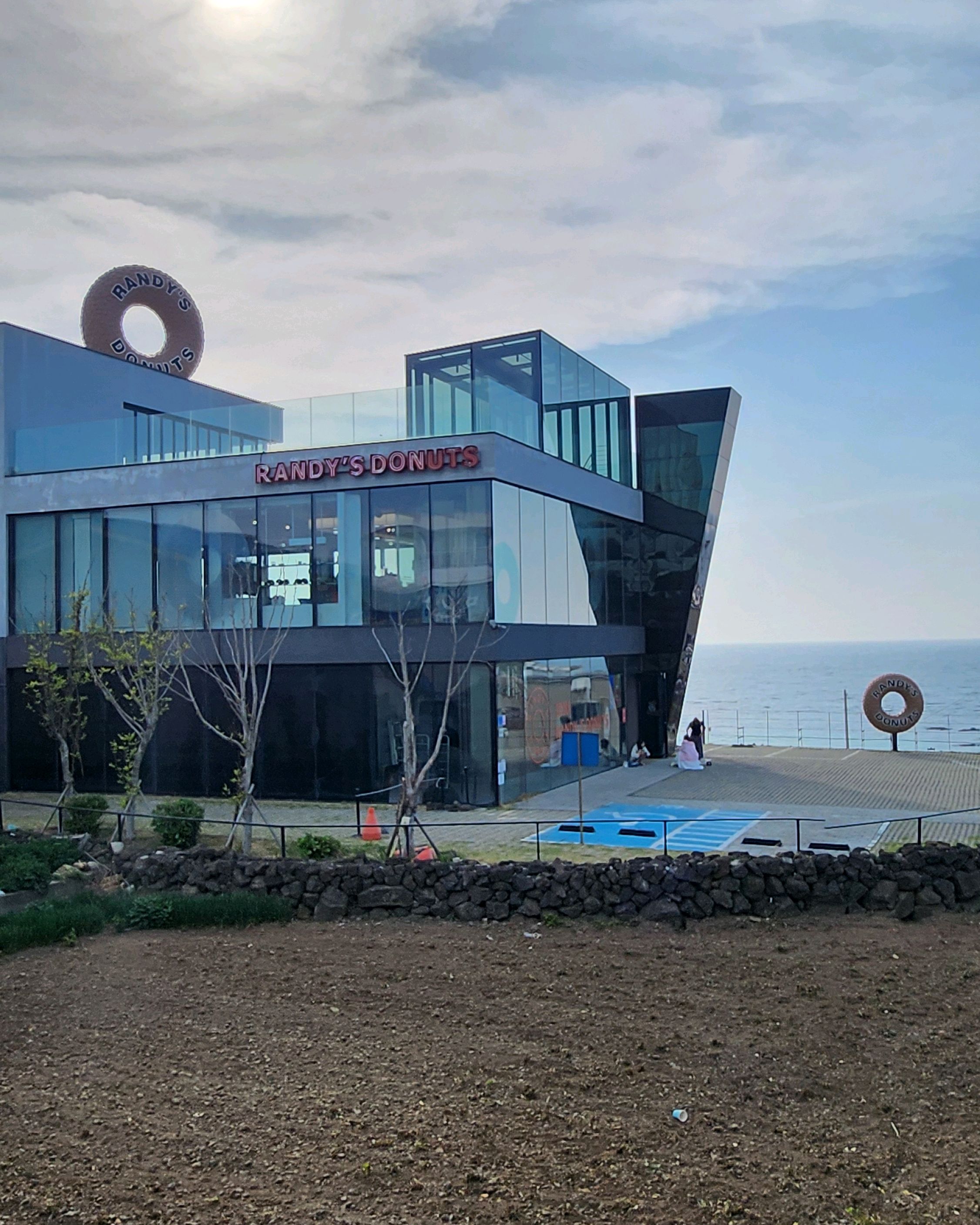 가격착하고 맛있게 먹는 디저트네요.지나가다 꼭 드르는곳이에요.. - 제주 맛집 랜디스도넛 애월점