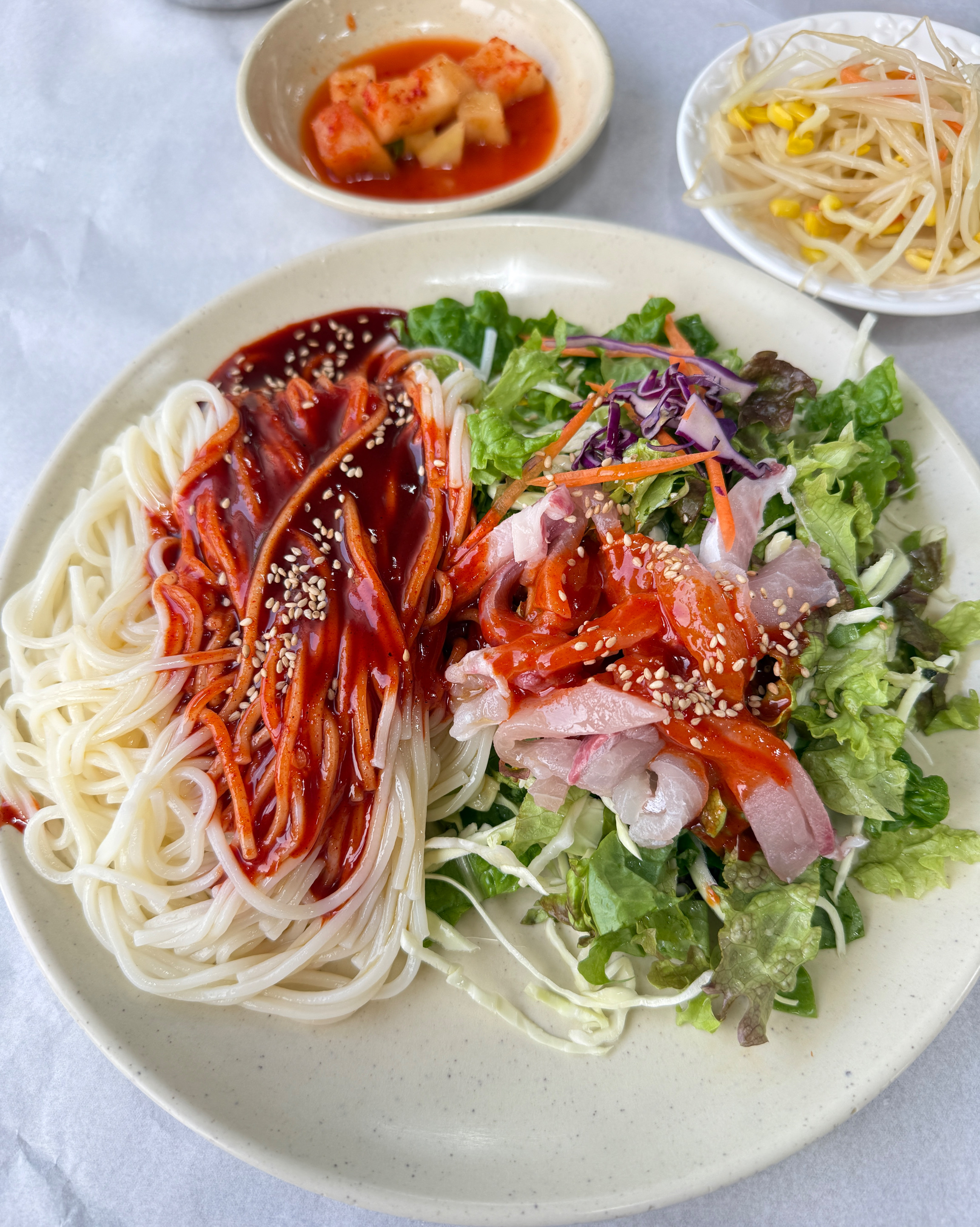 회가 신선하고 국수는 쫄깃해요. 뷰도 좋고요~ - 제주 맛집 해녀촌