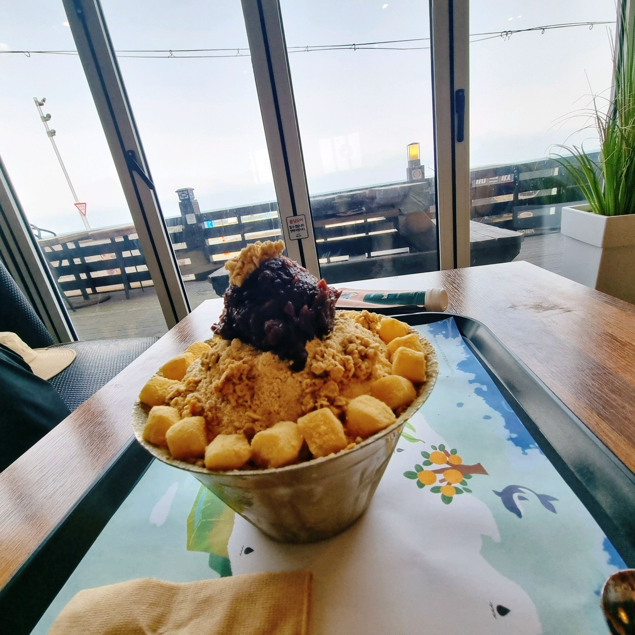 보리개역빙수 먹었는데 팥도 보리개역도 인절미도 너무 맛있었어요~ 뷰도 좋고 사진도 잘나와요