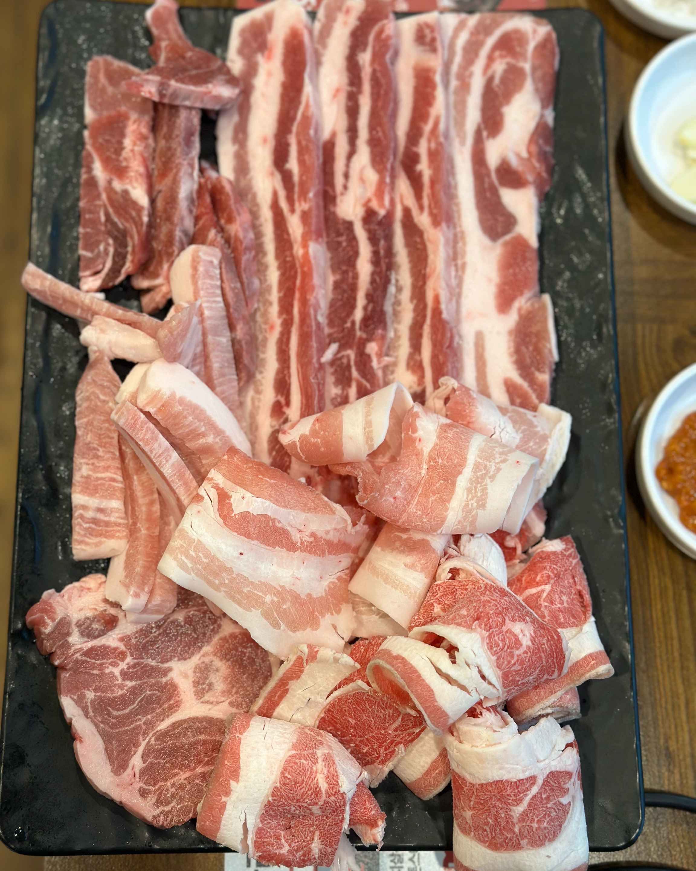 다양한 부위 정말 저렴하게 가성비좋게 먹는데 맛도 있고 좋아요 ! 시청옆이라 주차도 편하고