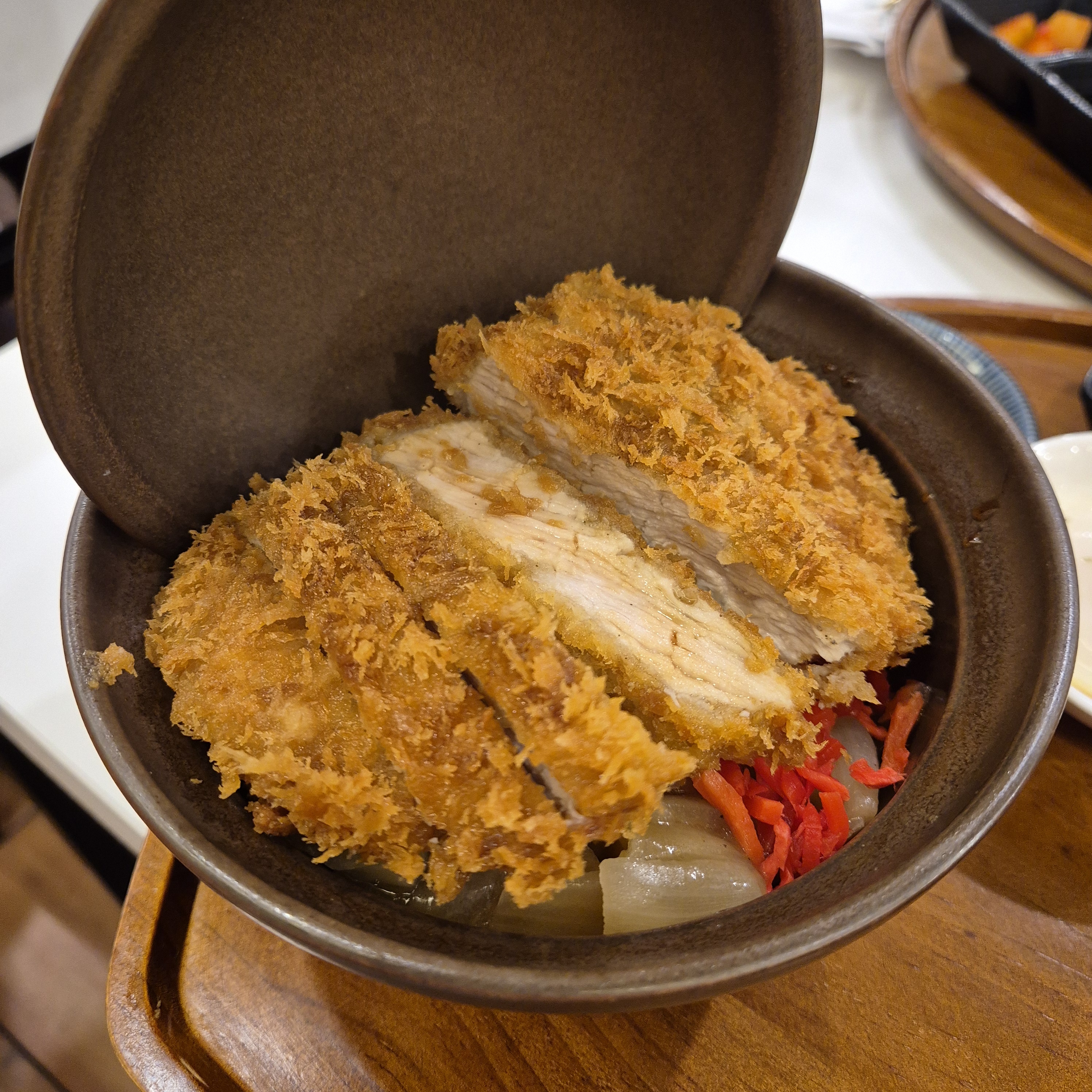 가츠동도 맛있고 밥 위에 뿌려져있는 후리가케도 맛있어용! 달걀도 따로 서빙해주시는데 달걀이