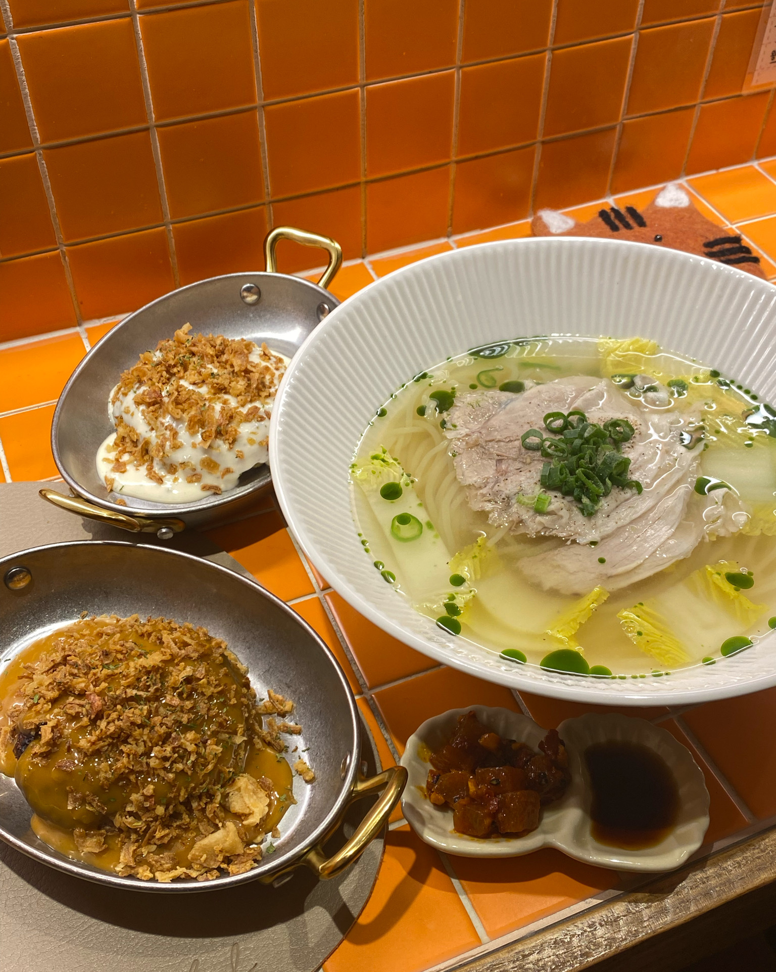 쫄면인데 따뜻한 온쫄면은 처음이라 생소했지만 국물이 진짜 진국이고 칼칼해서 몸이 풀리는 것