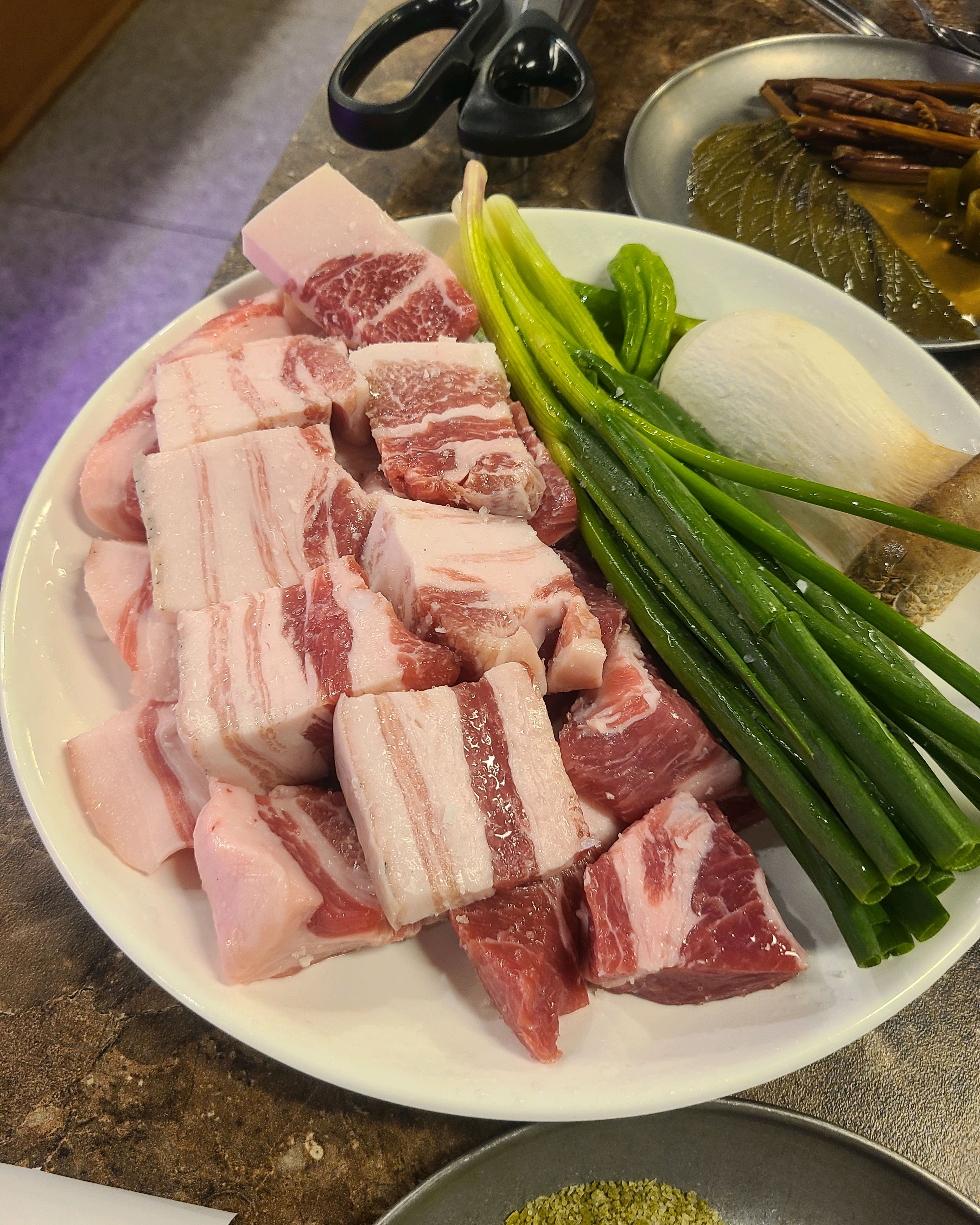 고기 아주 맛나요 반찬 정갈하구요 번창하세요~ - 제주 맛집 포크80 제주공항점