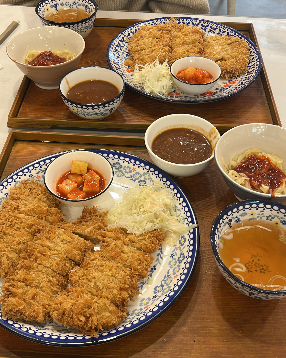 매장에서 갓 튀겨 나와서 그런지 튀김옷도 바삭하고 너무 맛있더라구요‼️ 입에서 살살 녹아요