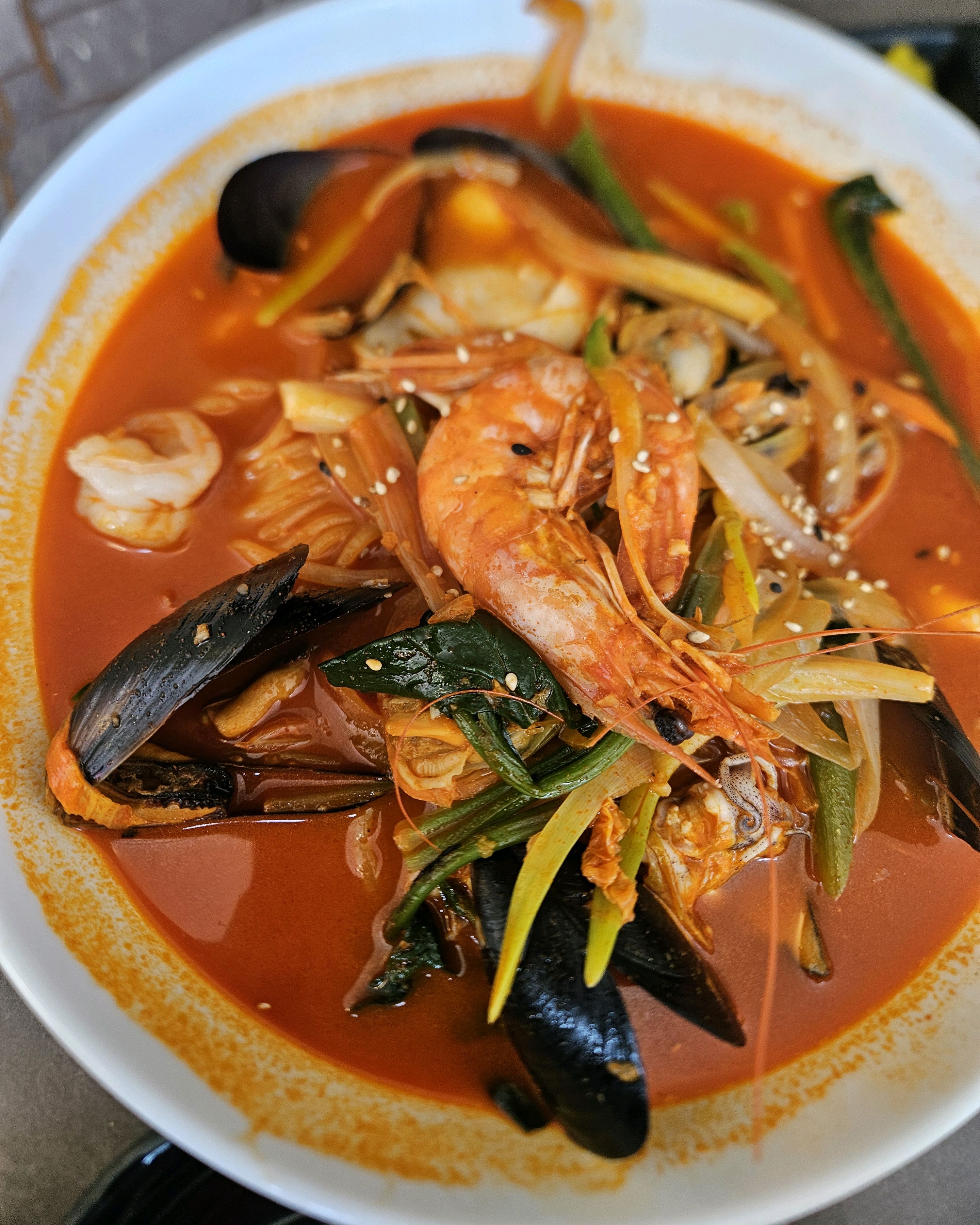 국물이 얼큰하고 사골맛이 깊구 해물도 가득들어가서 너무 맛있어요 사장님도 친절하시고 맵기