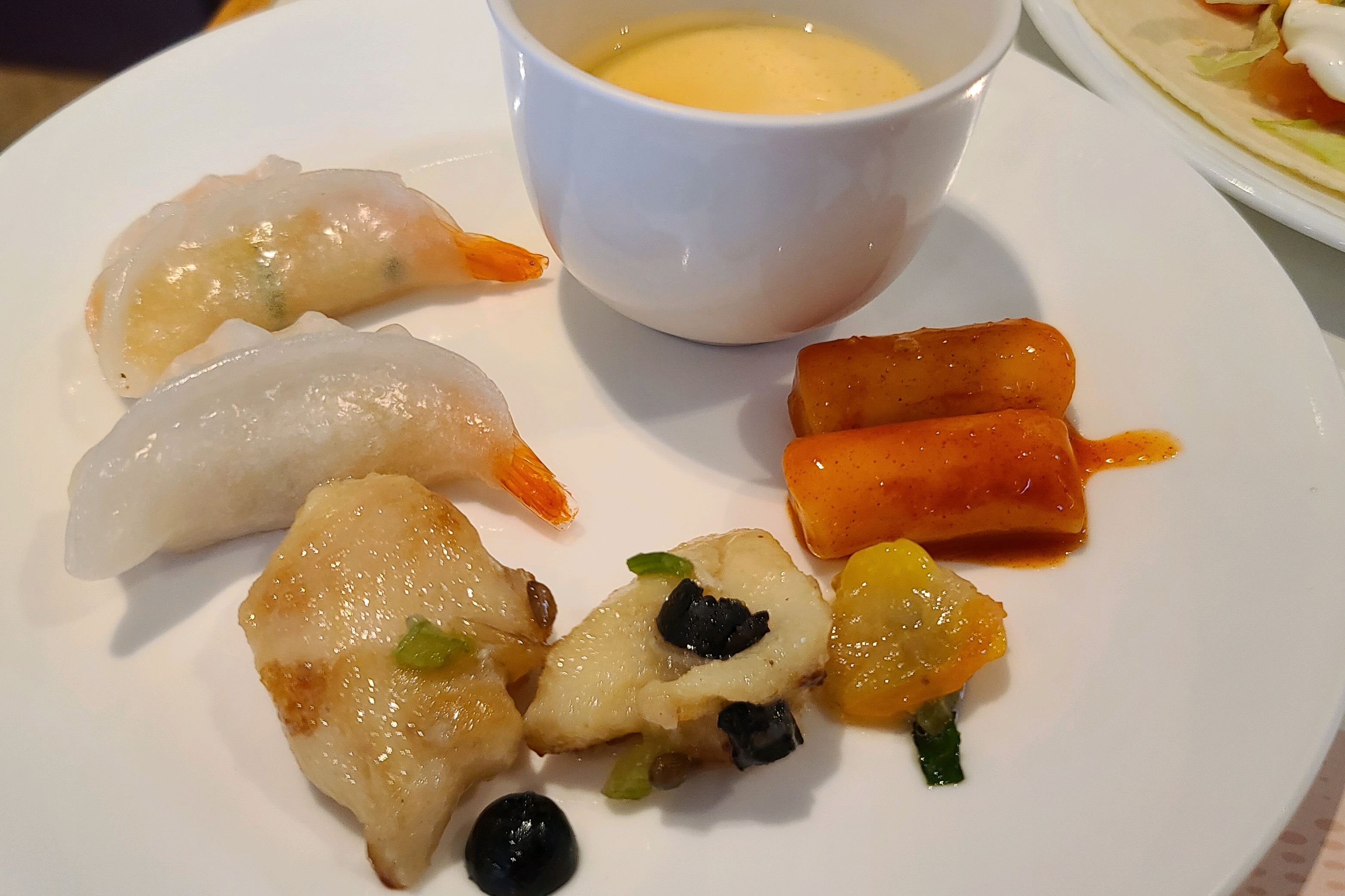 얼리버드 할인을 받고 브런치를 했어요~ 몇일 전에 맛있게 먹었던 뽈뽀 샐러드는 주말/저녁메
