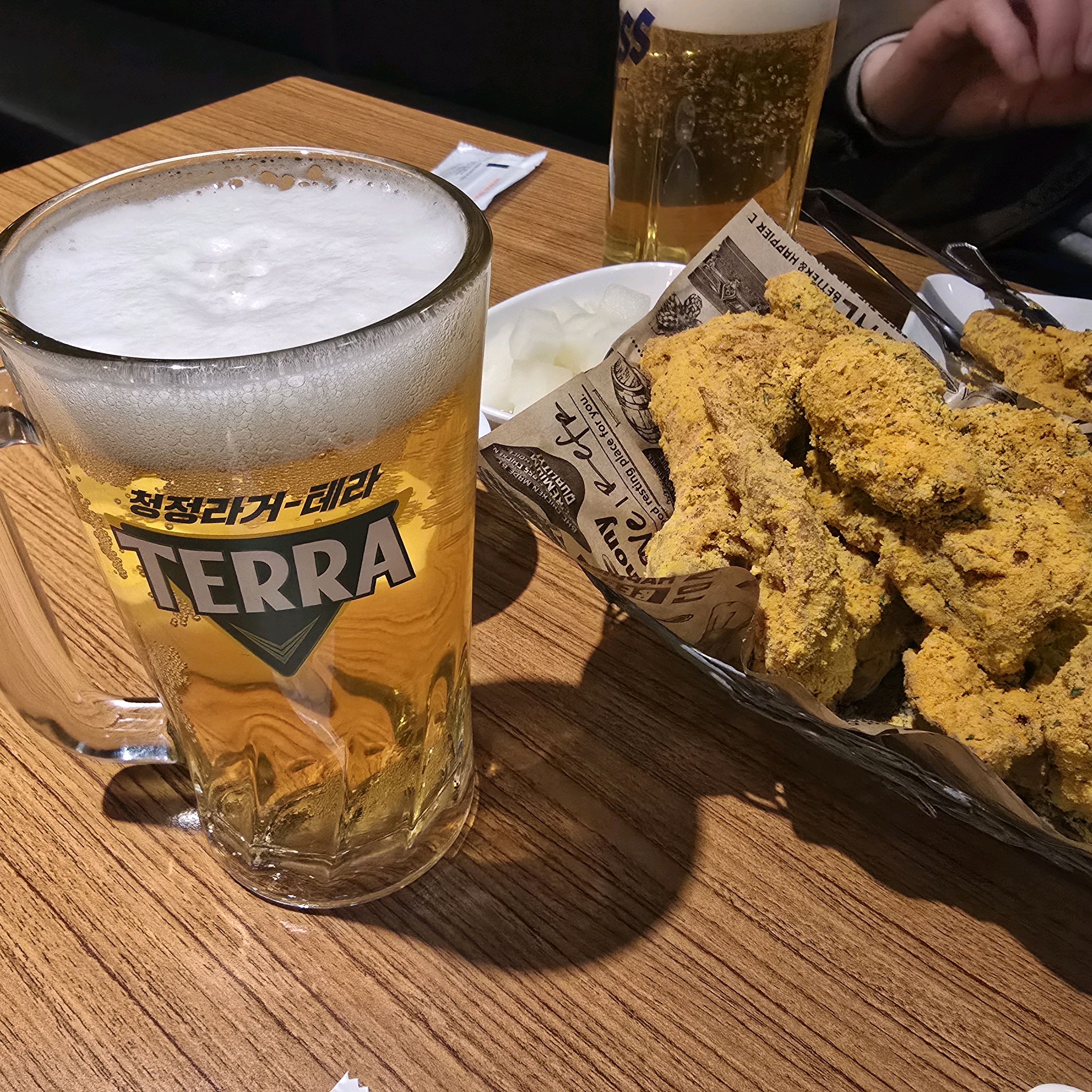 주로 배달로 찾는 곳이지만 홀도 넓어서 매장에서 편하게 먹고 마실 수 있어요👍🏻 항상 알맞