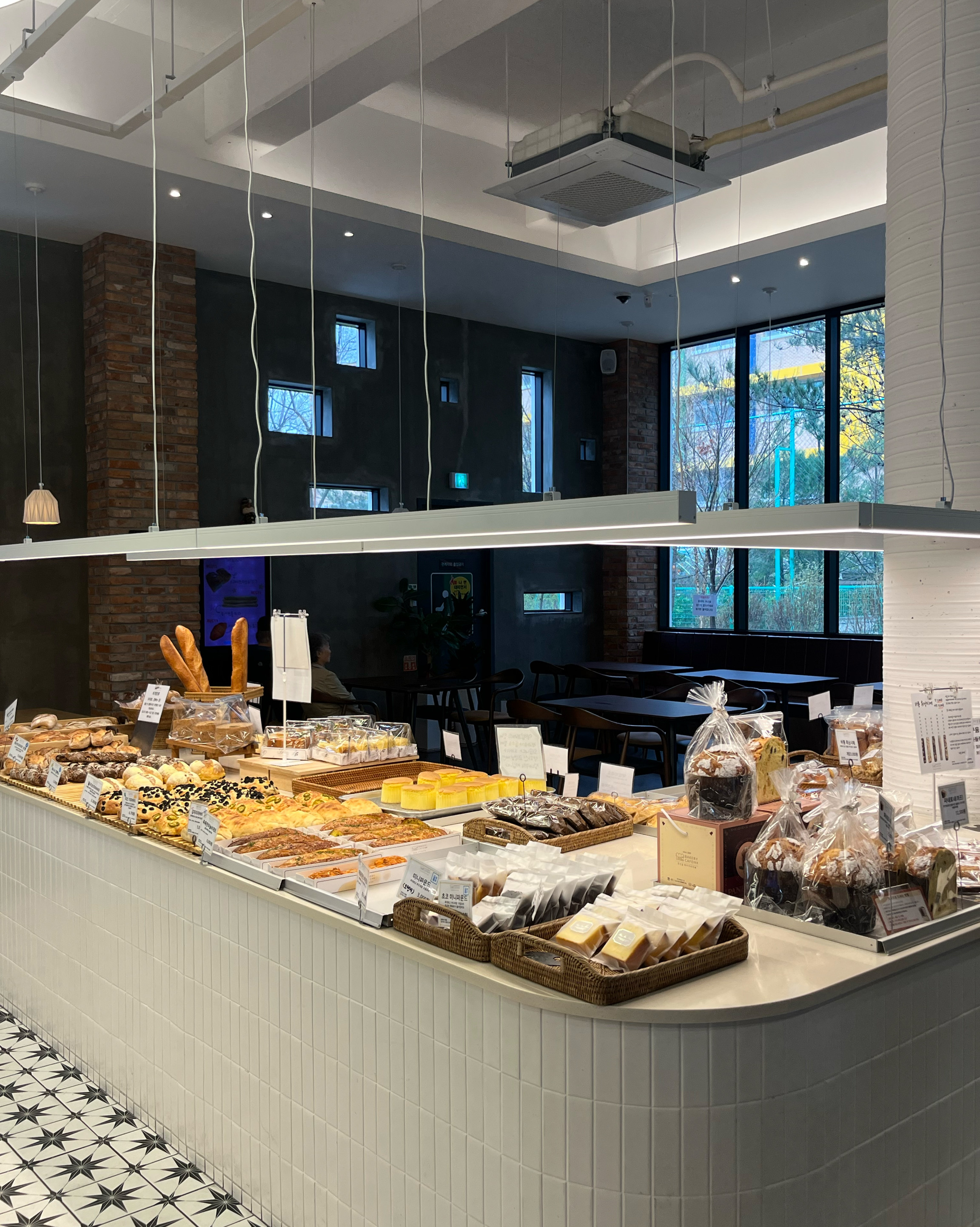 드디어 와본 연선흠 베이커리 ~! 화이트롤 먹으러 왔는데 빵 종류가 생각보다 엄청 많아 깜