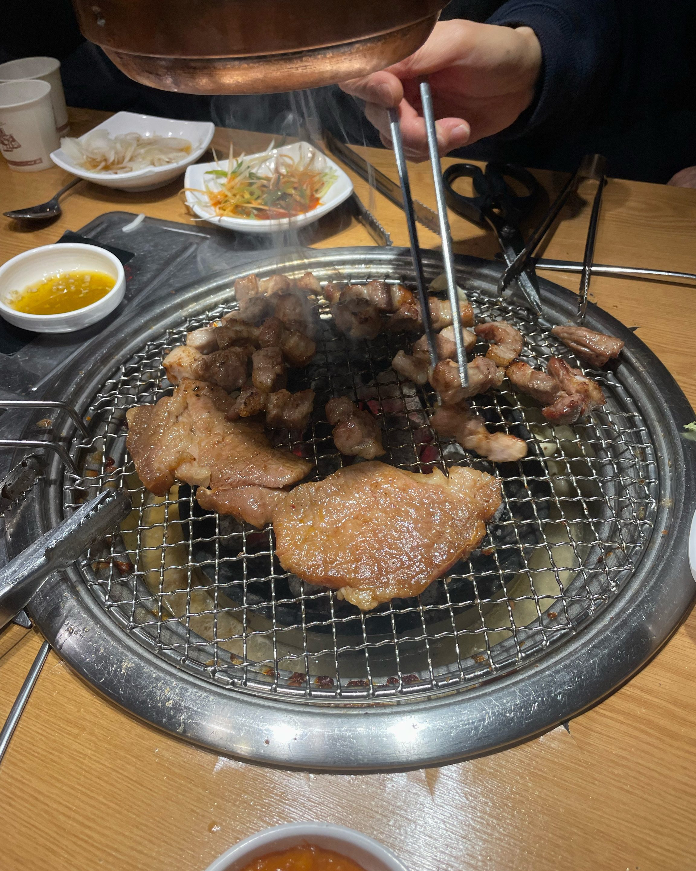 20000원도 안되는 가격에 질좋은 생삼겹과 돼지갈비를 맘껏 먹을 수 있어요. 요즘 고물가