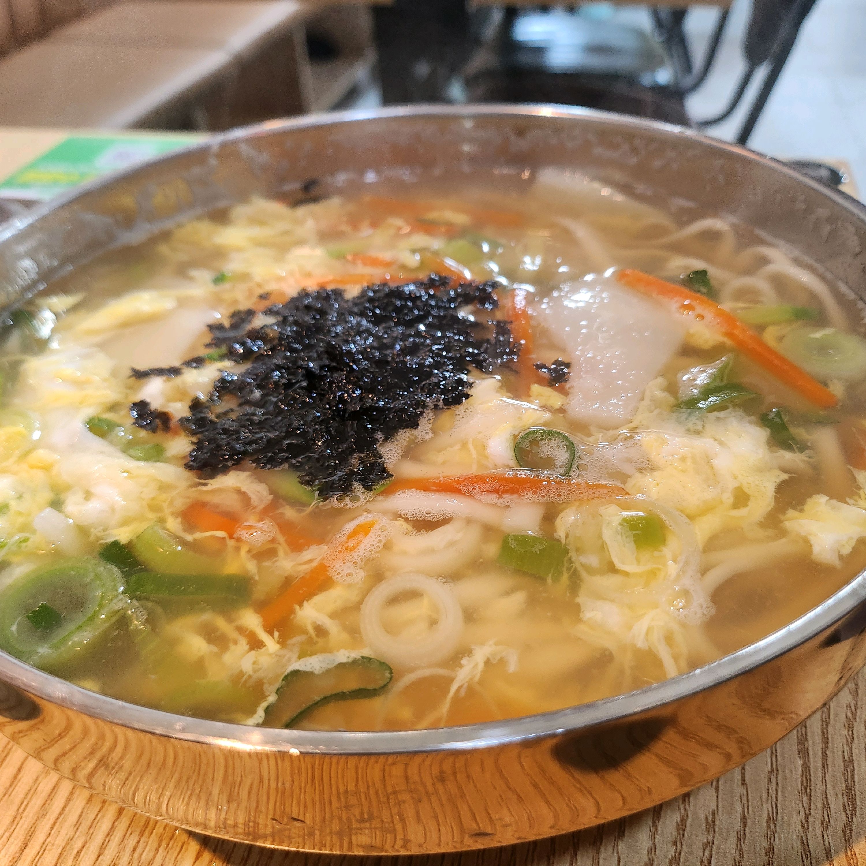 급하게 저녁먹으러 아이들과 같이 왔는데 칼국수에 고추 들어있다는 것도 아이들 캐치해서 알려