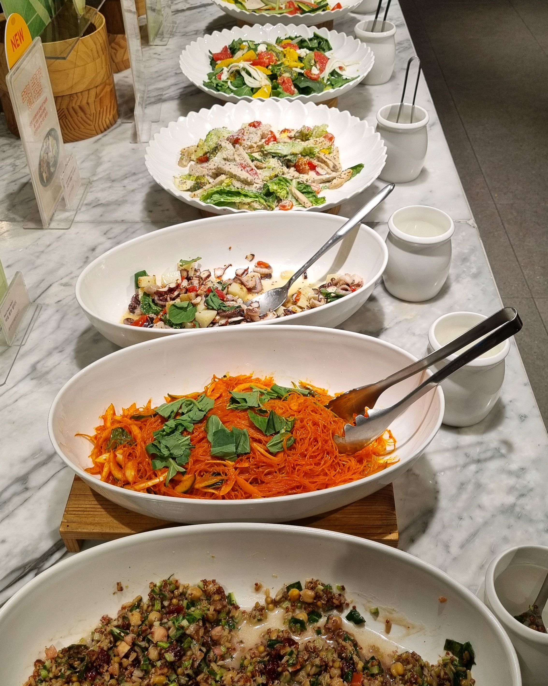 아빠 생일인데 아이들이 먹고 싶어하는 뷔페로 가게 되었네요 음식이 다양하고 맛있고 로봇이