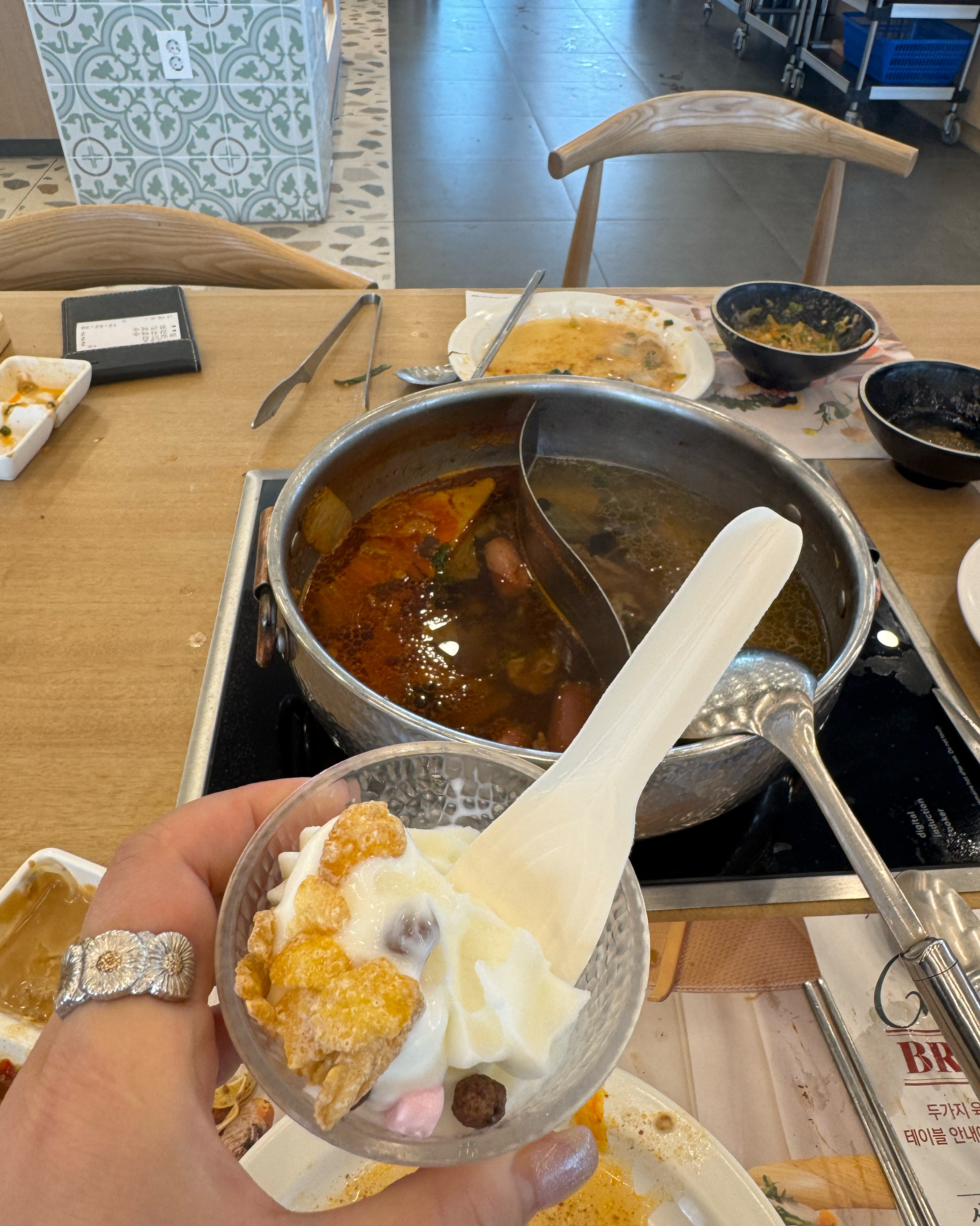 후식까지 야무지게 먹었어요. 배가 너무불러서 죽은 못먹었네요. 사이드 별로 기대안했는데,
