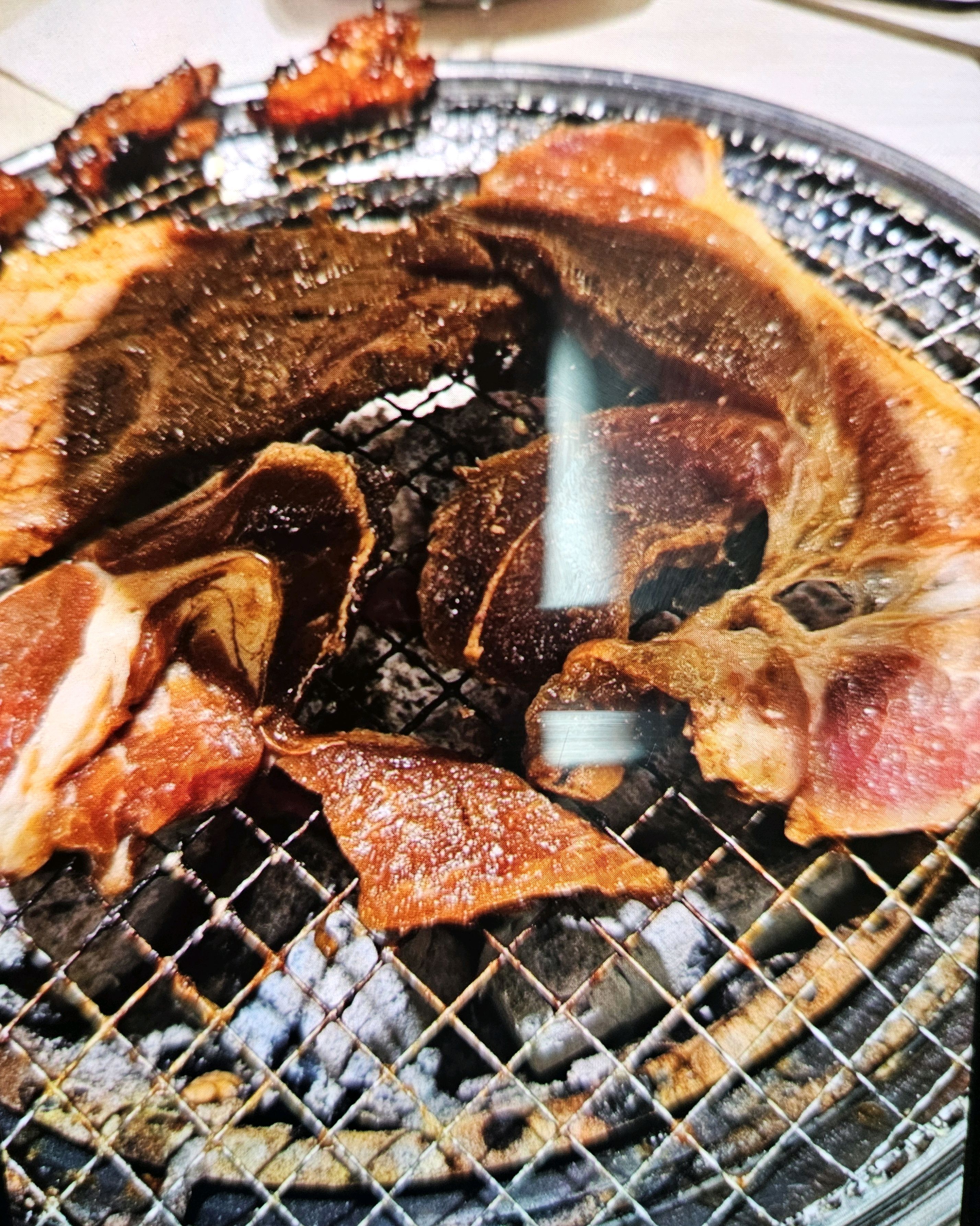 돼지갈비 고기는 연해요 단점은 달아서 조금 아쉬웠지만 맛있게 먹었네요 숯불이라 좋았어요