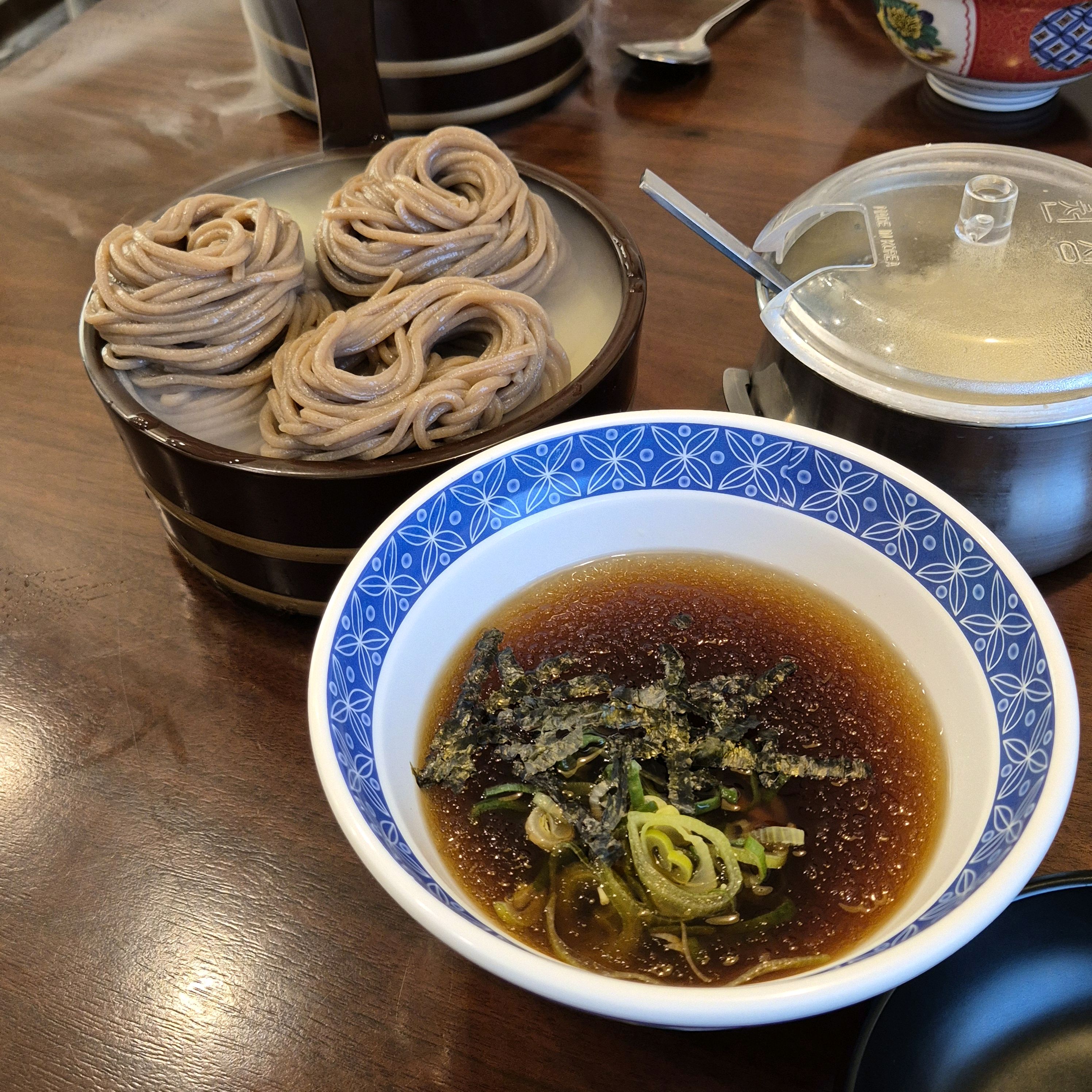 육수엔 살얼음이 굉장히 많고, 면은 좀 두꺼운 편이에요. 그렇다보니 면 담가서 먹을 때 육