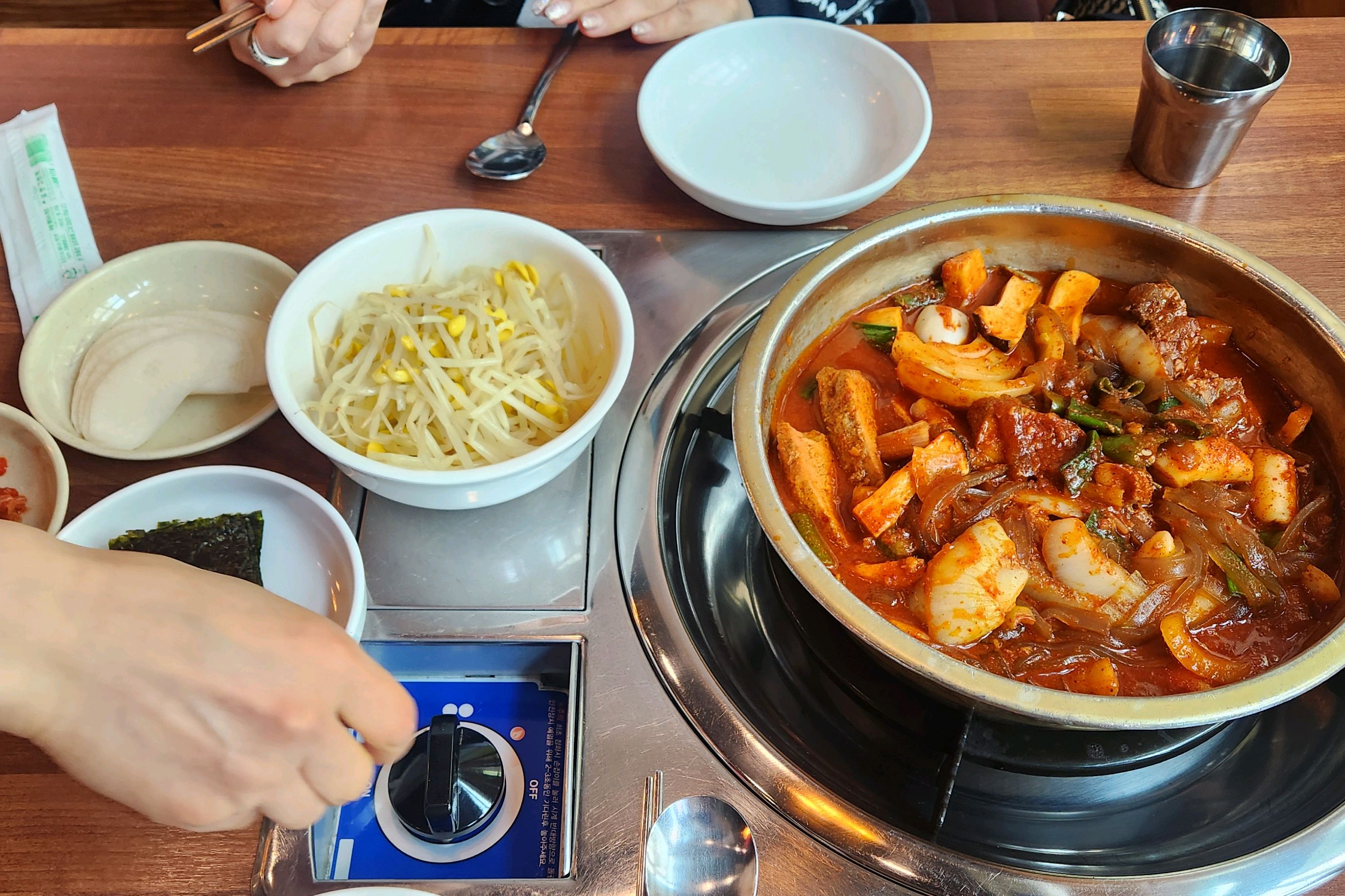 늦은 점시에 동생이랑 매운게 땡겨 눈여겨 보던 곳 이라 갔는데 2인분은 넘