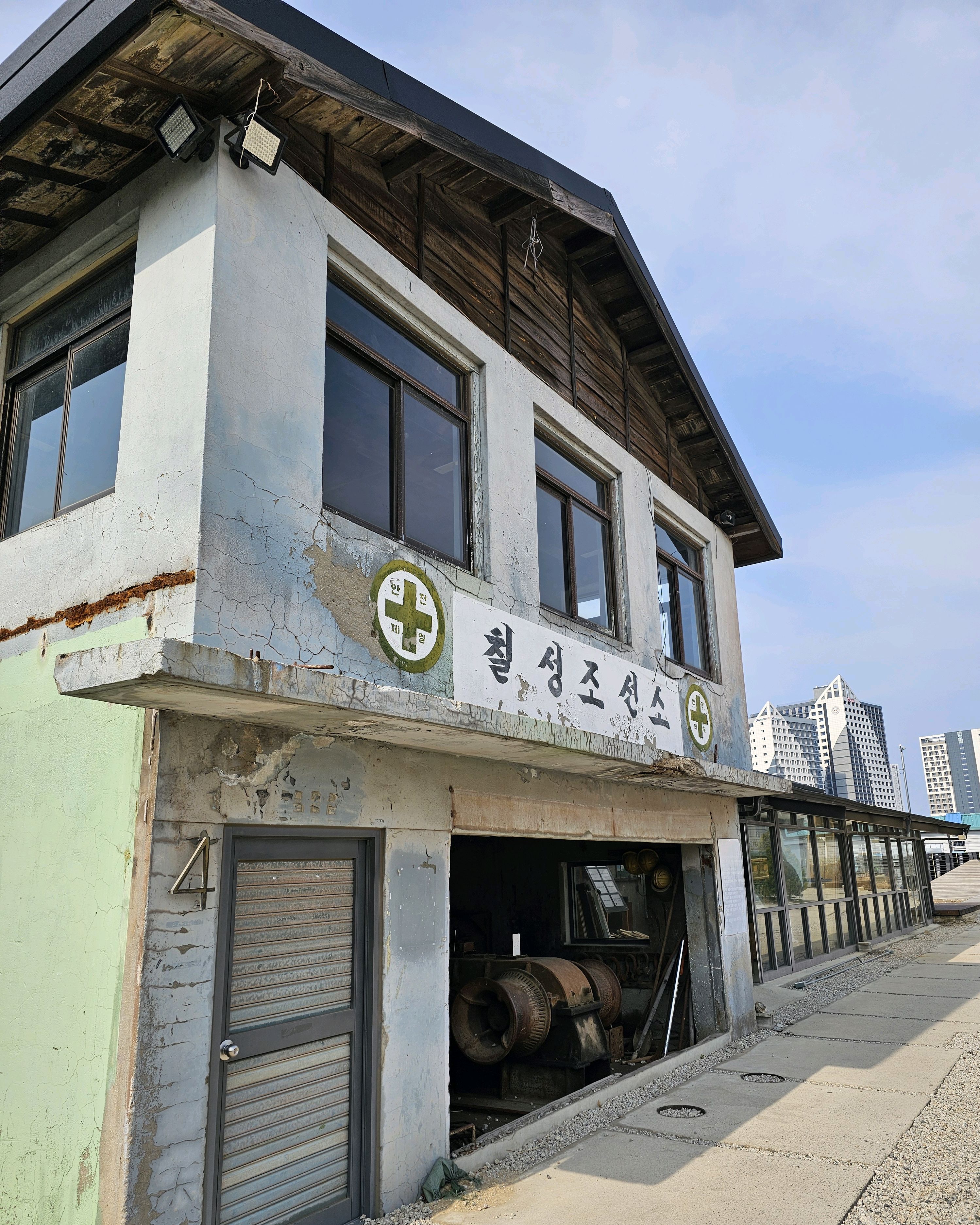 주차는 석봉도자기박물관 앞 무료주차장에 하면 돼요 공장 건물을 개조해서 만든 2층짜리 카페
