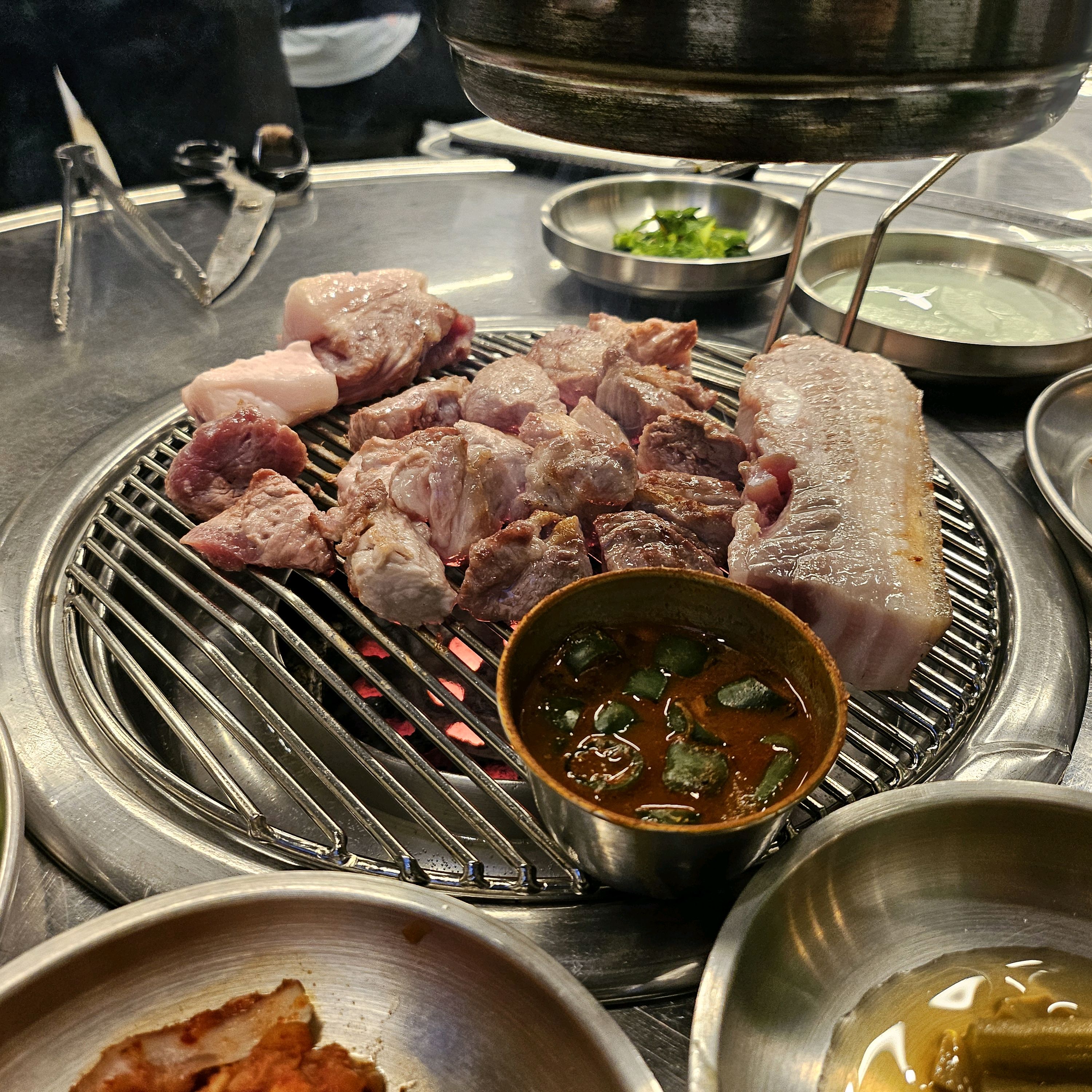 고기가 진짜 두툼한데 육즙가득해서 엄청 맛있습니다. 식감이 잘 느껴졌고, 퍽퍽하지 않아서