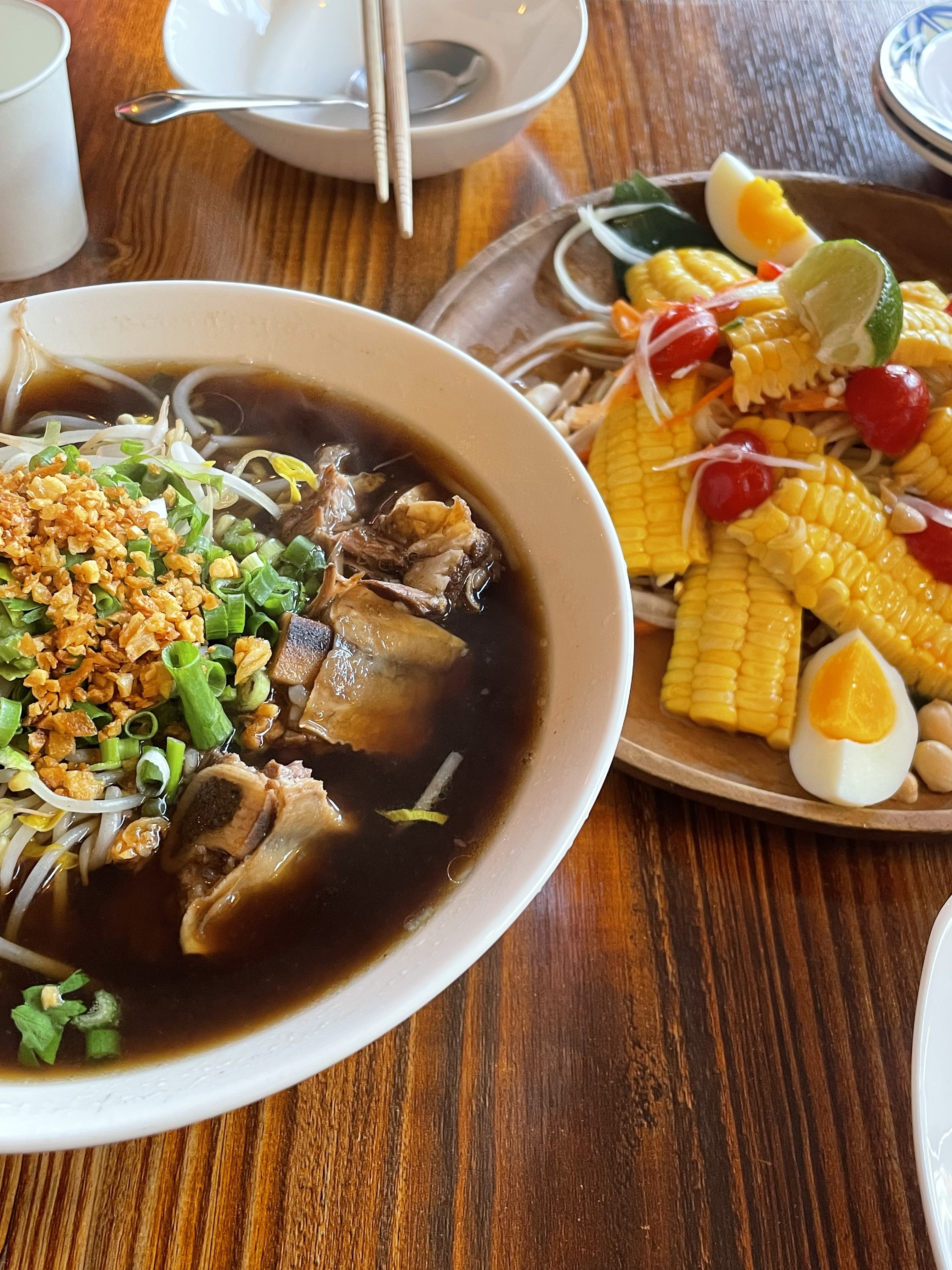 망원동 최고의 태국음식점!! 인테리어도 너무 예쁘고 음식들도 다 맛있어요~ 텃만꿍에 새우도