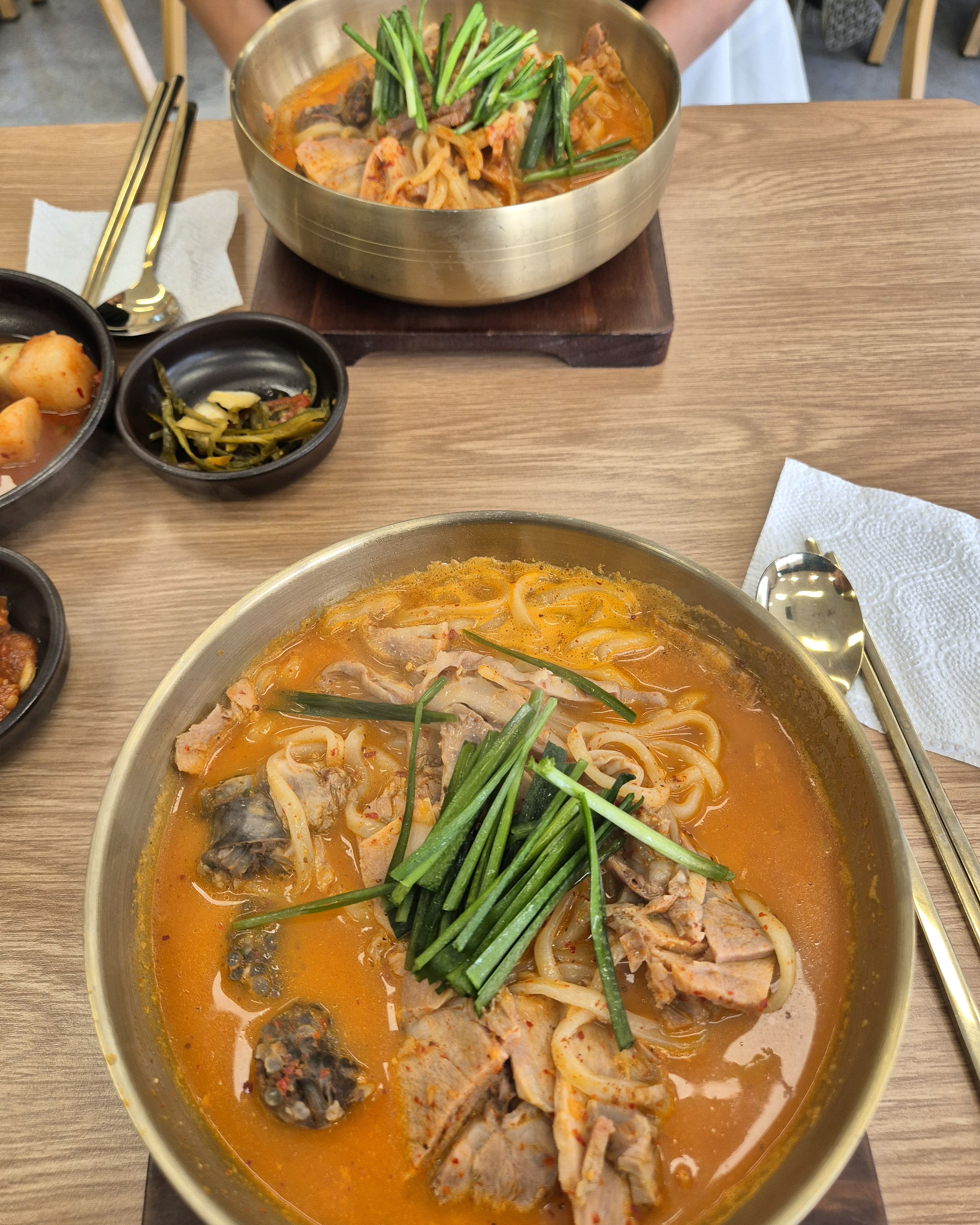 매장이 깔끔하고 넓어요 음식 간이맞고 맛있어요 ! 맛보기메뉴처럼 수육이랑 순대가 조금시키면