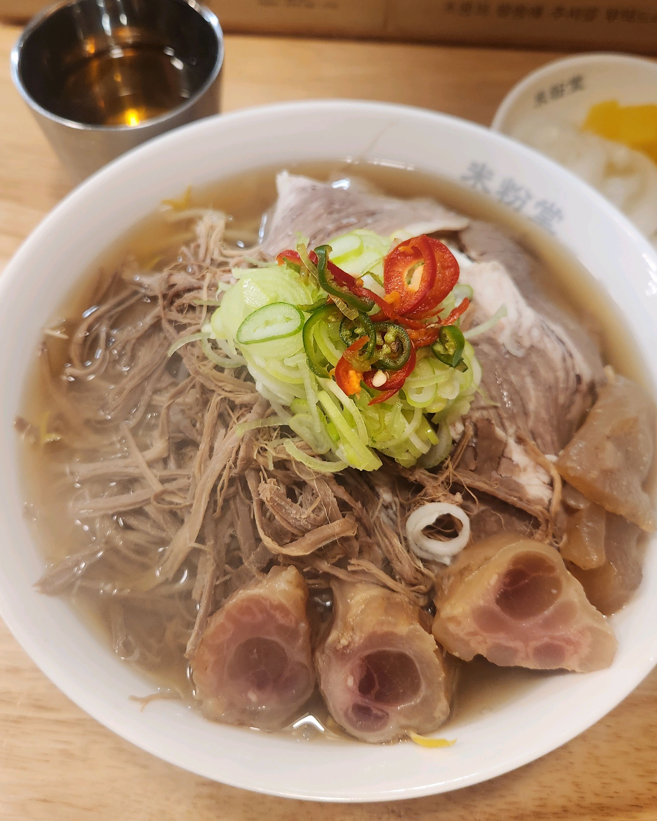 혼밥하러 왔는데 조용하고 일인 바테이블로 다되어 있어서 좋아요 양 많고 맛있어요 추천합니당