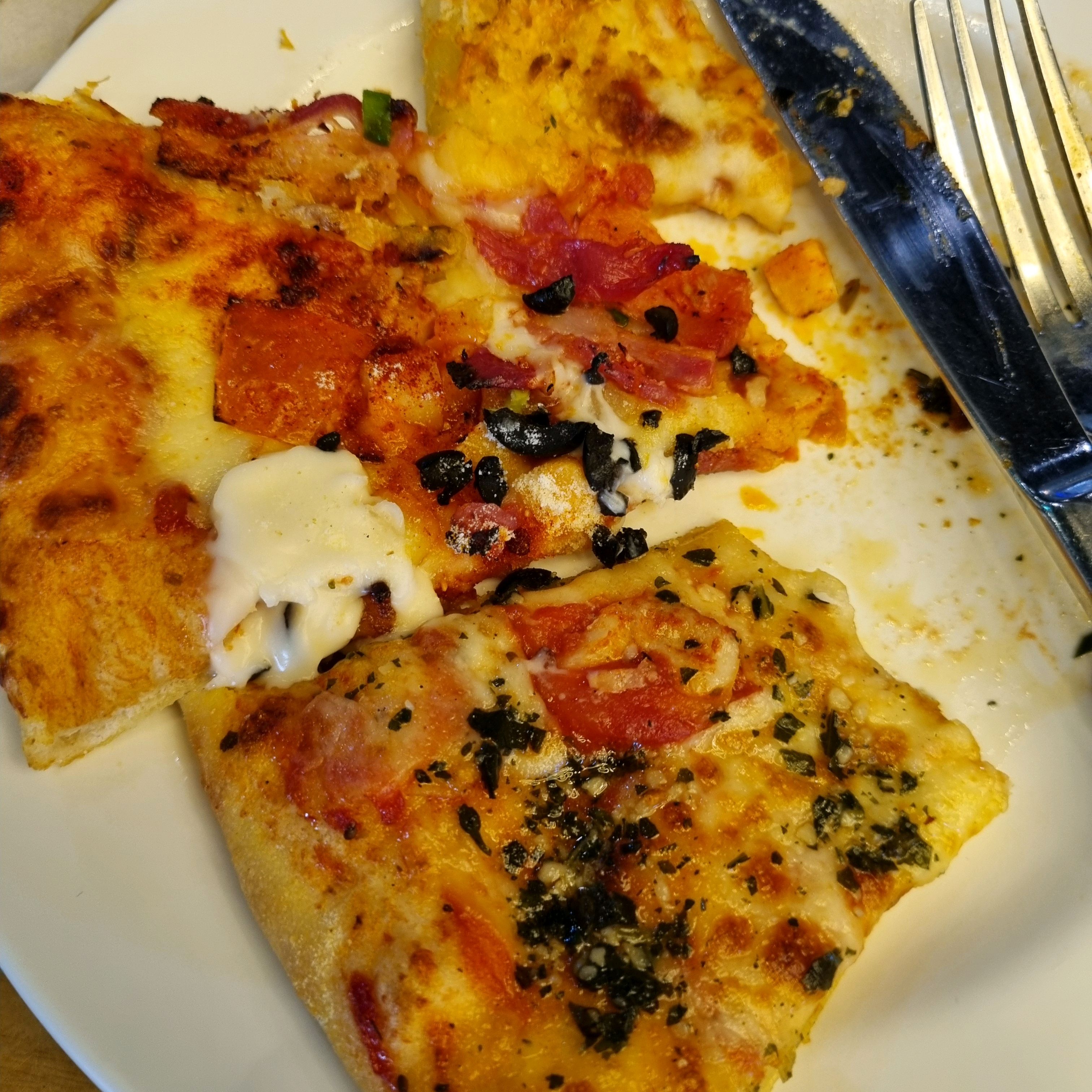아이들이 좋아해요~여러가지 피자도 맛볼수 있고 샐러드 도 있고 한끼식사로 굿~ 가성비좋고