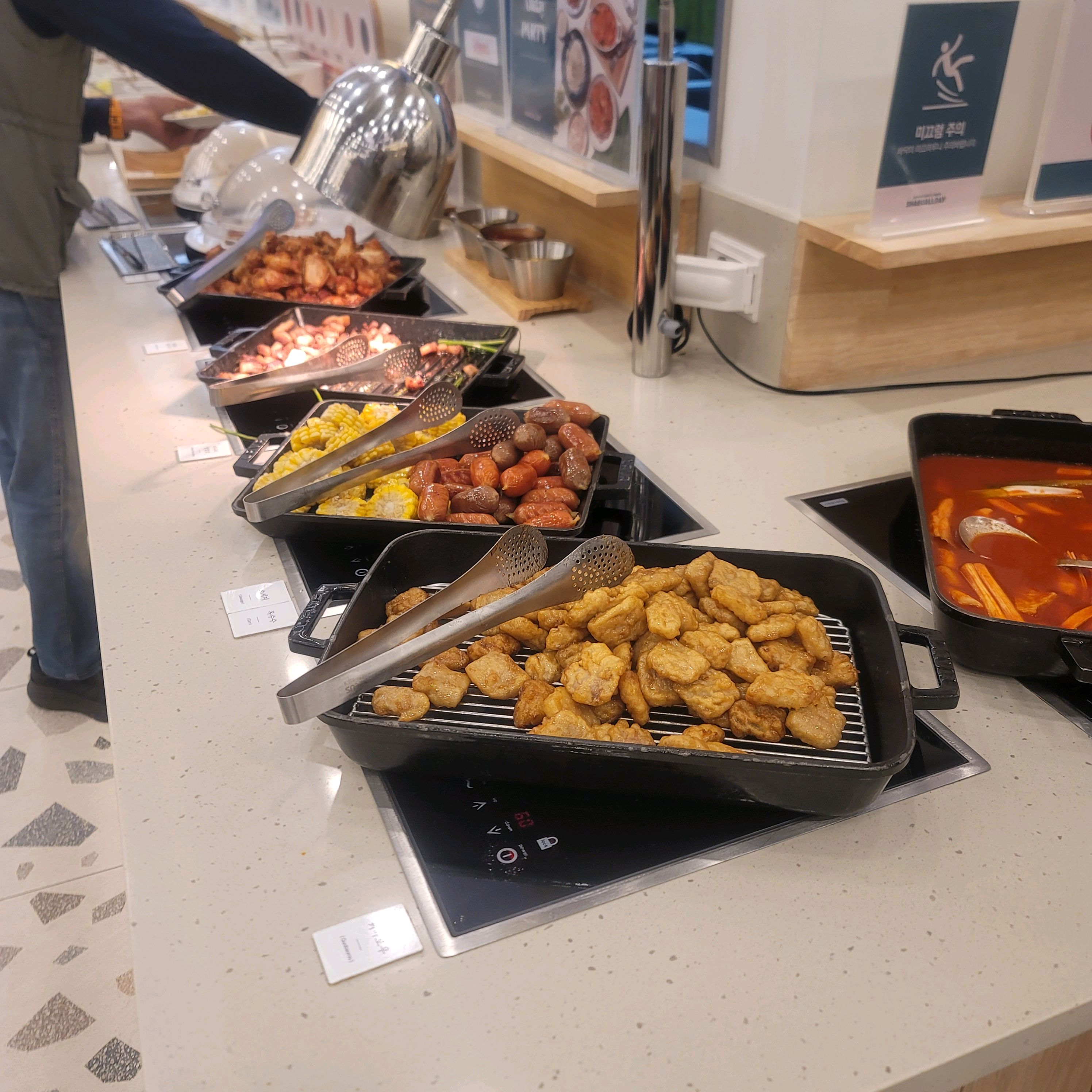 음식도 맛잇고 다양하게 먹을 수 있어요 샤브샤브도 소고기가 종류가 여러개고 육수도 여러개라