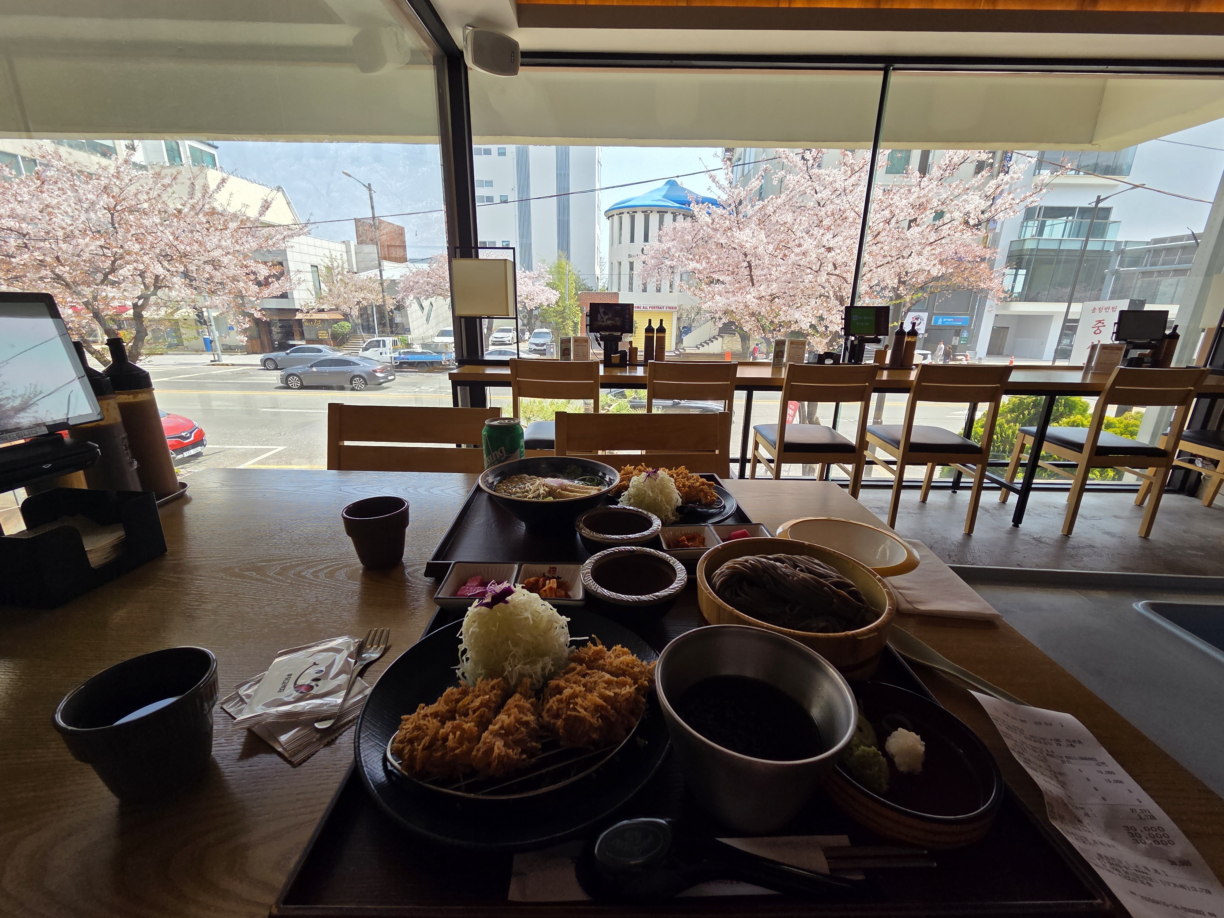 뷰가 좋아요~ 조용하게 맛있게 먹을수 있습니다! - 송정 맛집 하나돈까스 송정해수욕장점