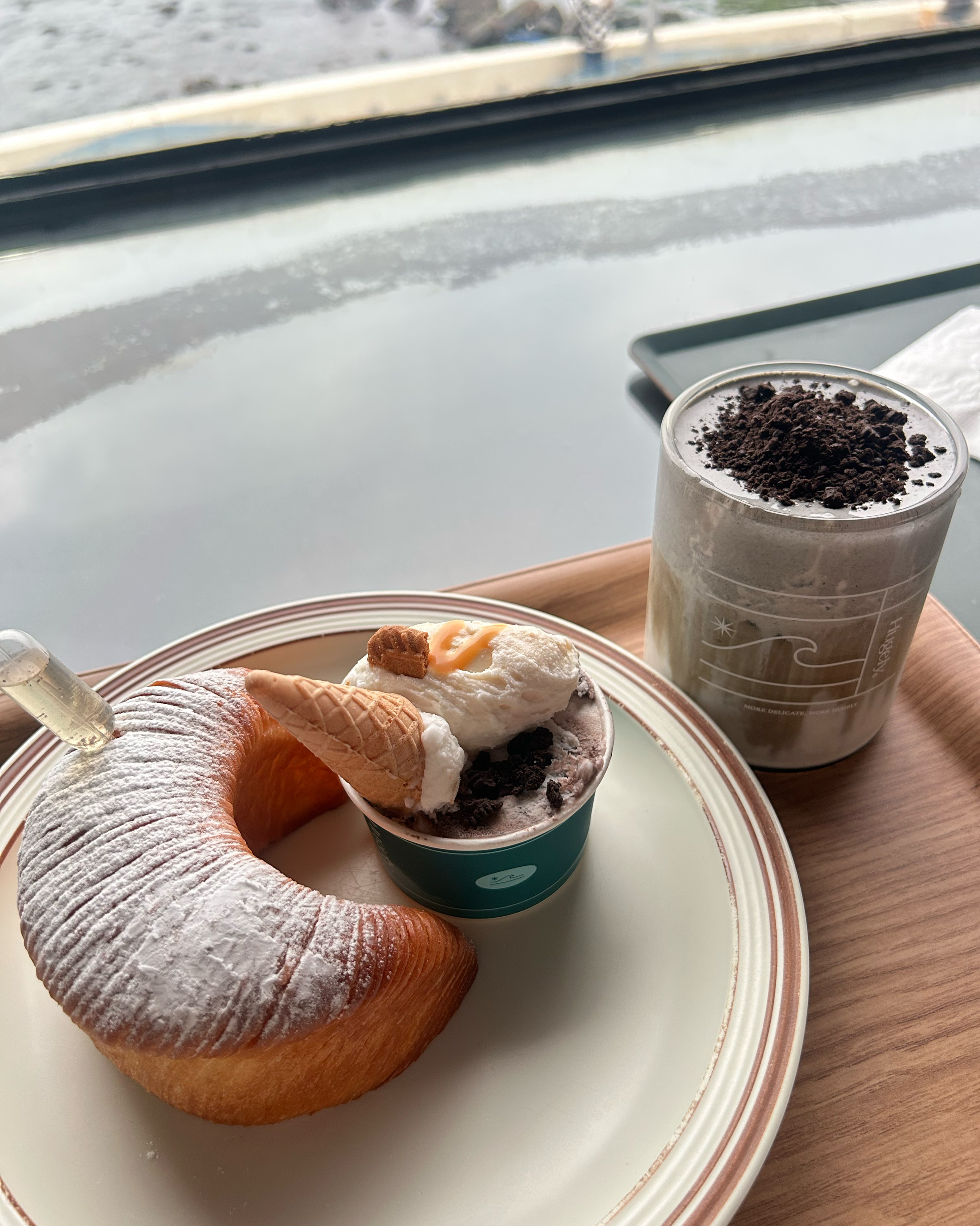 제주시 놀러갔다가 리뷰가 좋길래 방문했던 곳인데 인테리어랑 디저트, 음료 전부 맛있는 곳이