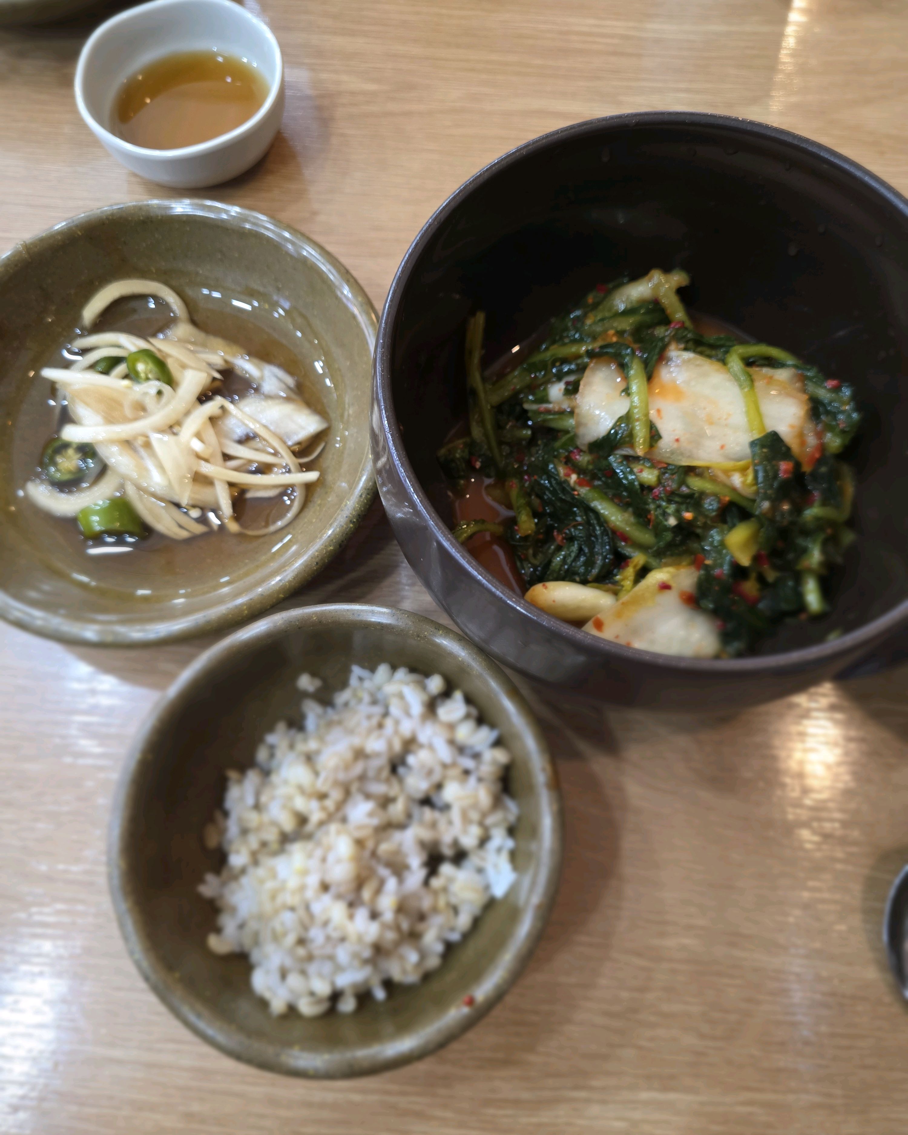 식전에 나오는 보리밥에 열무김치 넣고 고추장 넣고 슥슥 비벼 먹기만 해도 입맛이 확 살아나