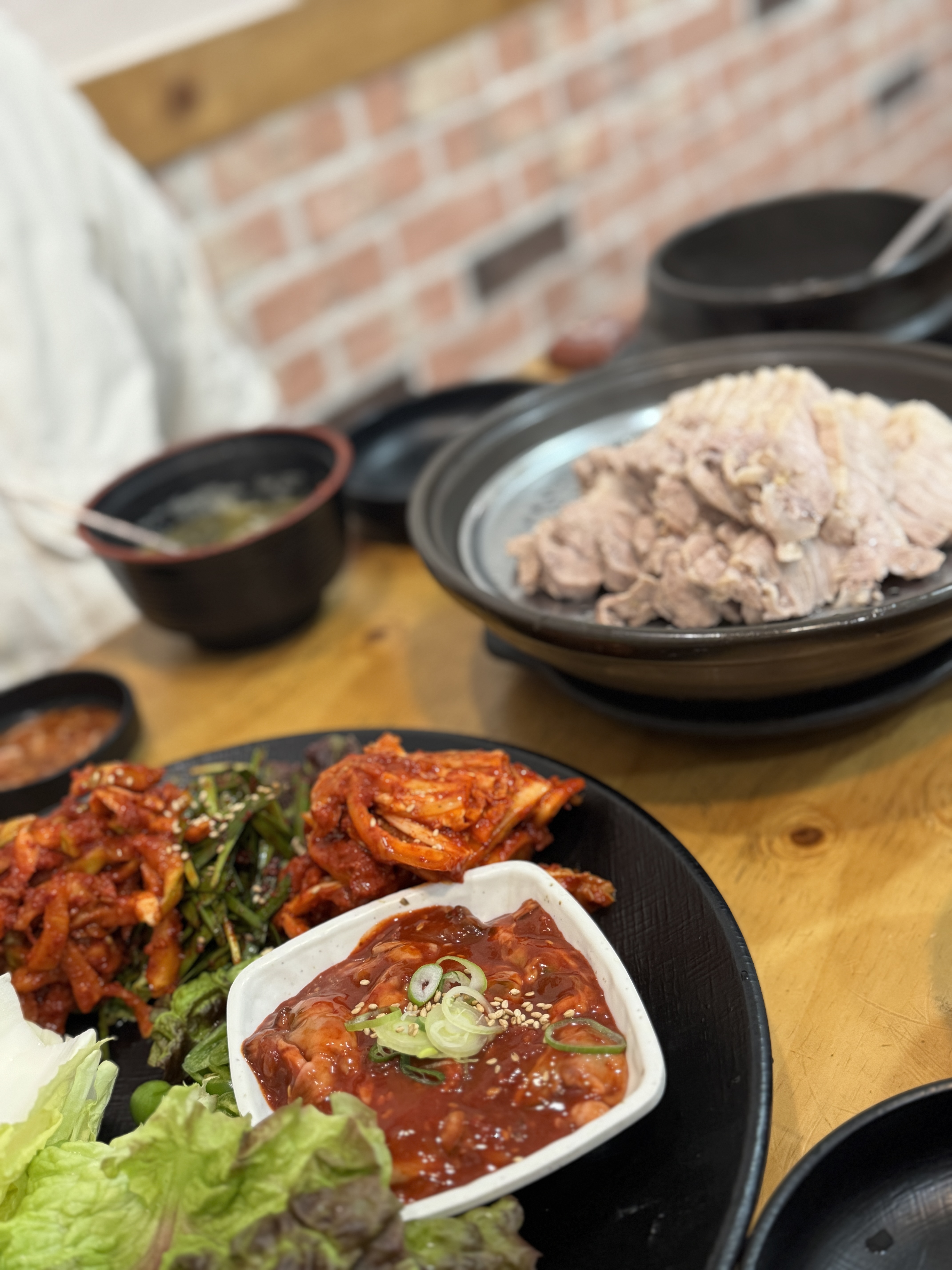 리뷰보고 찾아왔는데 평점이 좋은 이유를 알겠어요! 고기는 야들야들하고 어리굴젓에 김치랑 쌈