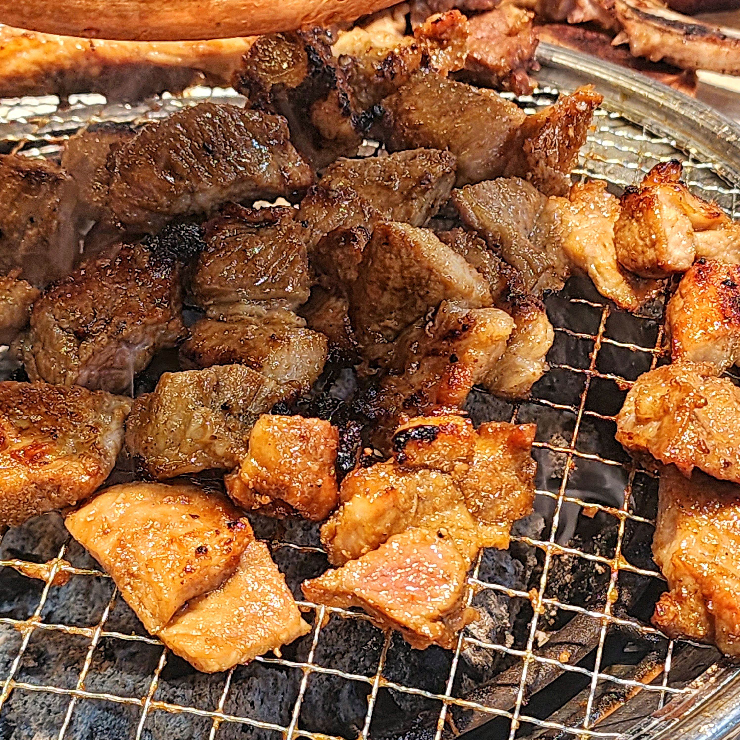 갈비땡길때 한번씩 오는데 항상 맛있게 먹고갑니당! 고기도 종류별로 많고 샐러드바 음식도 다