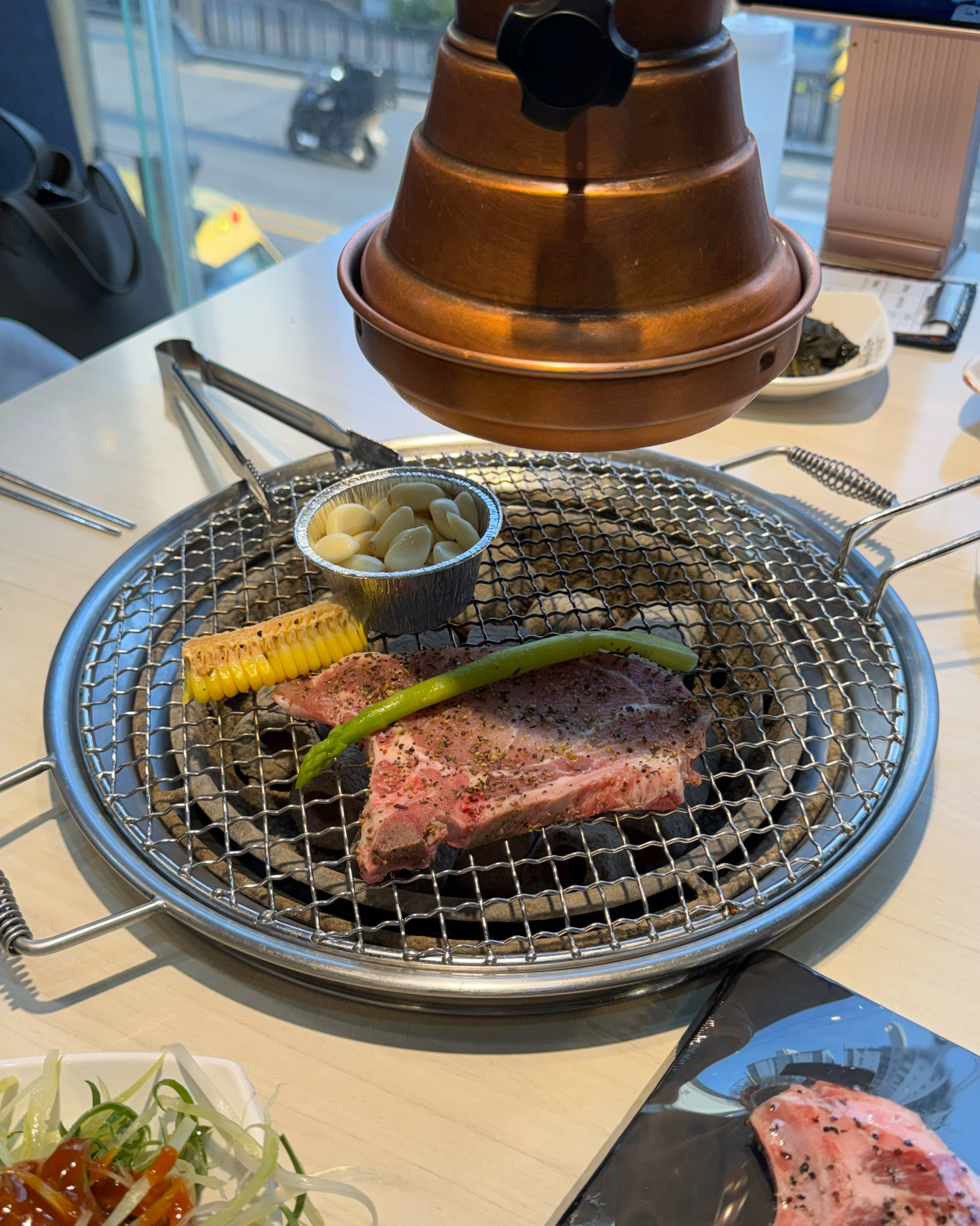동네 맛집이에요 무한리필이라고 고기 질이 나쁘지도 않고 넘 맛있고 야채 샐러드바 다 깔끔하
