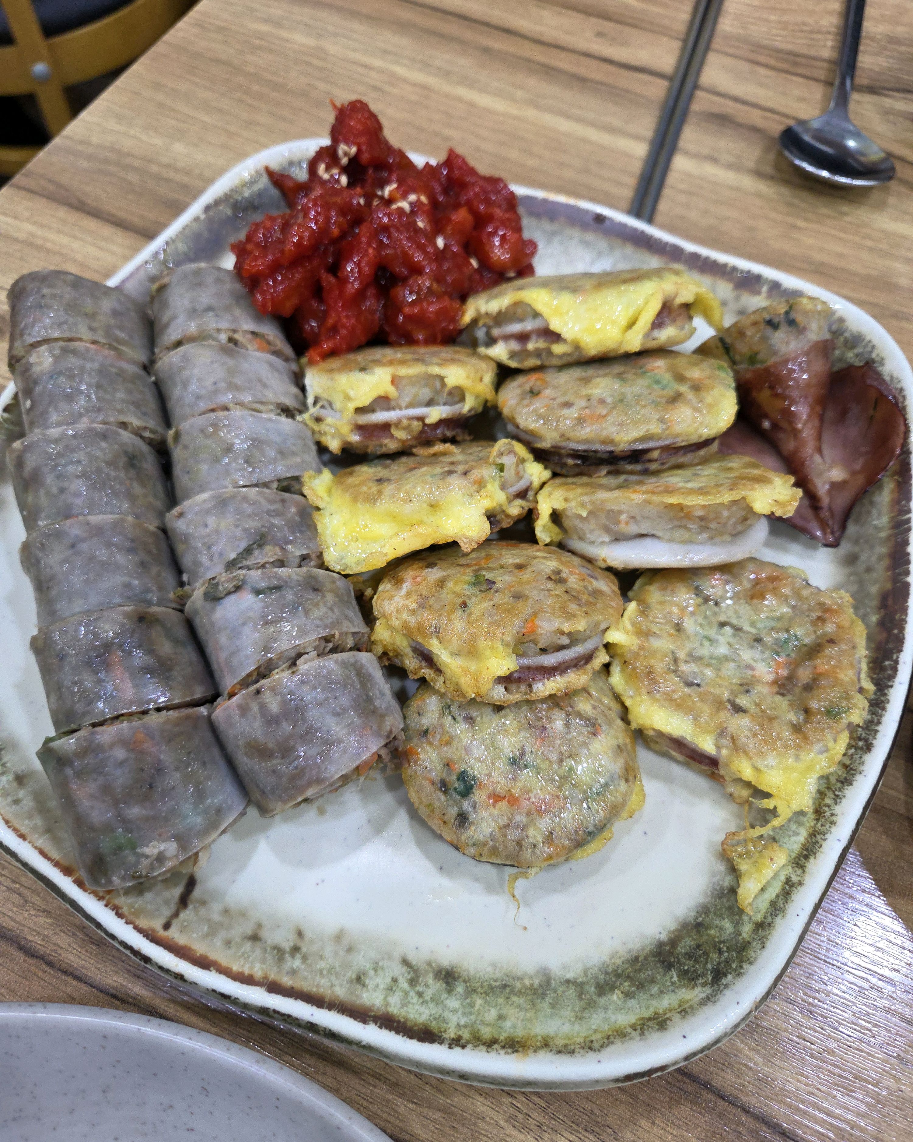아바이 순대랑 오징어 순대, 순대국밥 먹었어요! 넘 맛있었고 남아서 포장해왔어요 속초에서