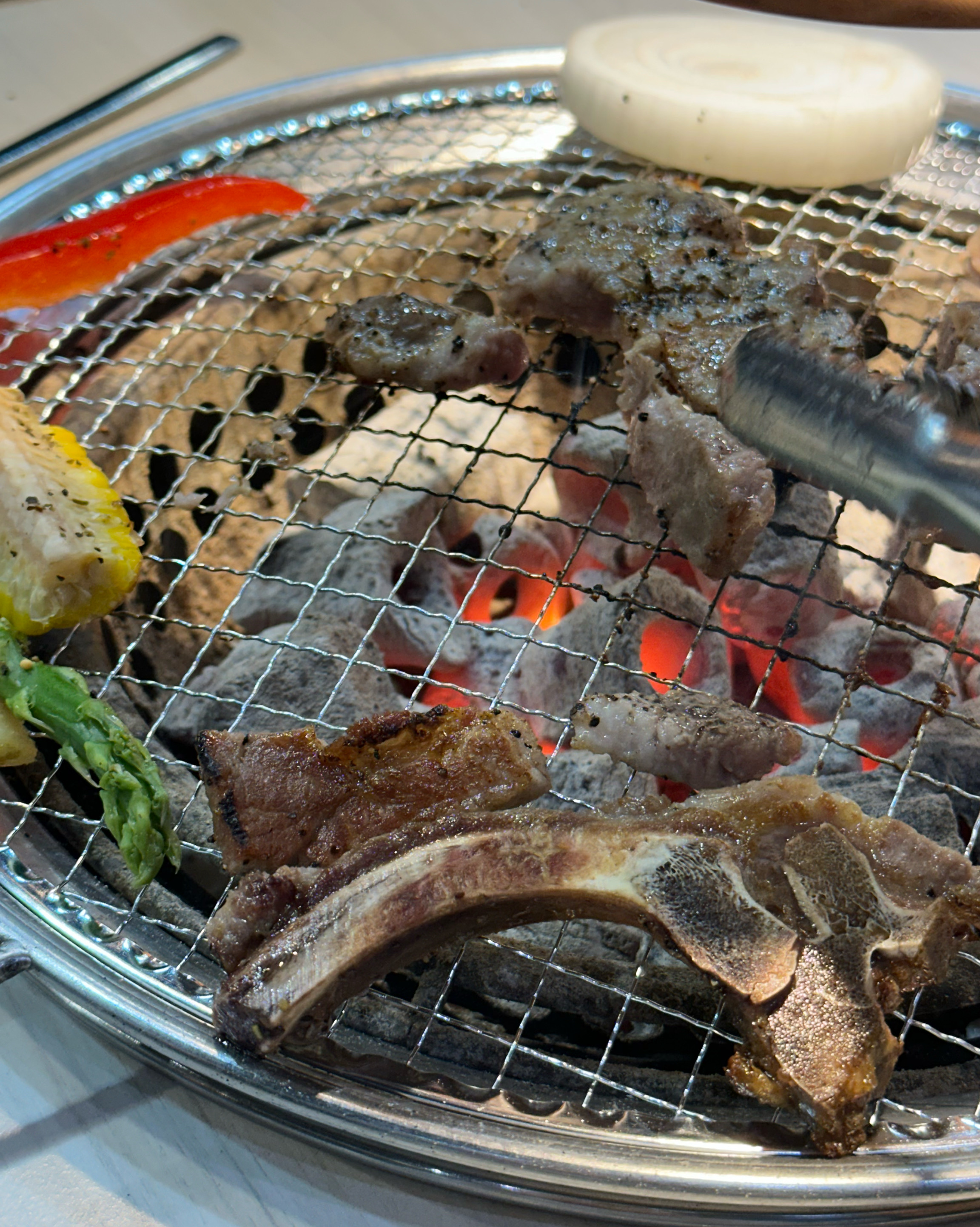 늦은 시간에 고기 먹고 싶었는데 마침 여기는 24시간이라고 해가지고 와봤어요 시간이 늦어