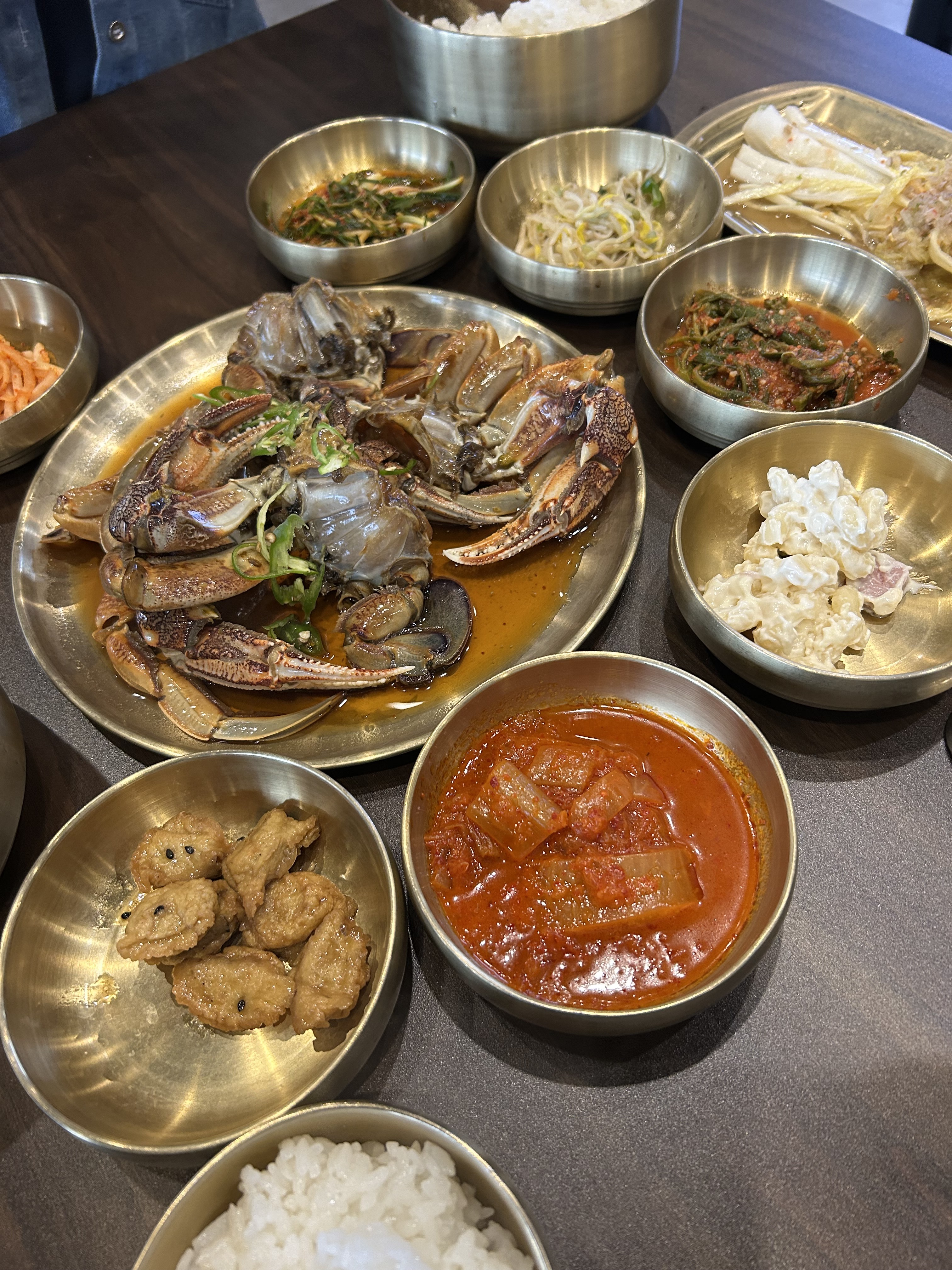 양도 좋고 맛있어요~ 게 살도 많아서 굳!! 반찬들도 다 직접 하신다는데 역시 맛있네요 ㅎ