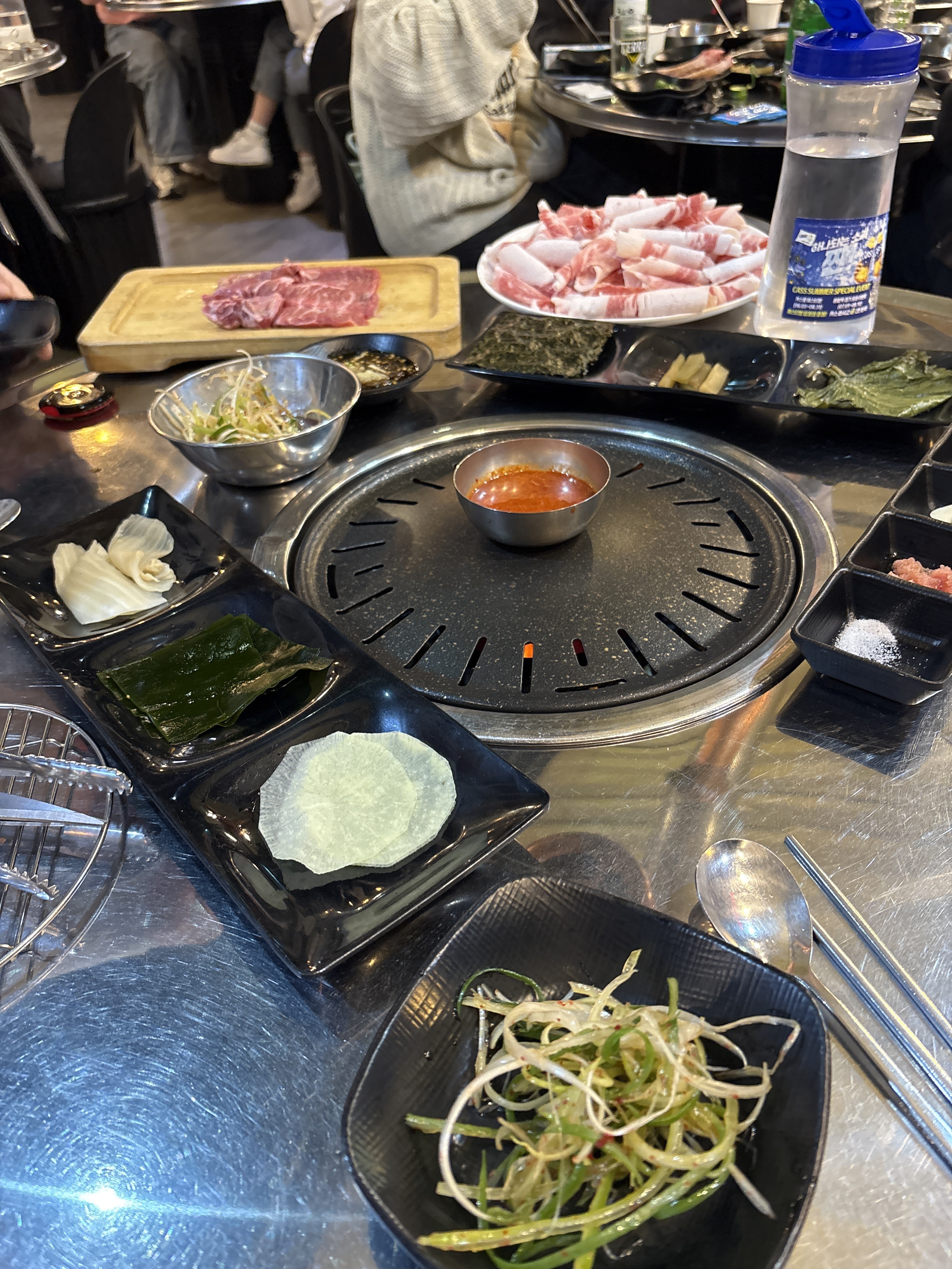 성정점에서 항상 맛잇게 먹엇엇는데 불당동에서 생겻더길래 주차전쟁을 뚫고 와봣어요!! 고기는