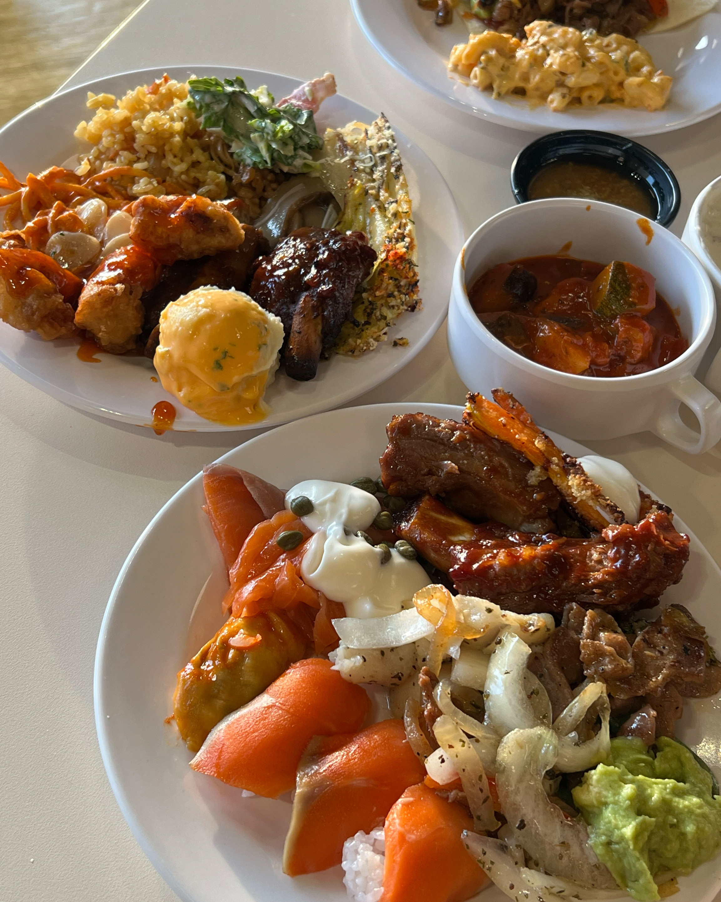 매장이 넓어서 자주 방문합니다~^^ 음식은 적당하게 먹을만하고 종류도 많아요! 이월드에 위