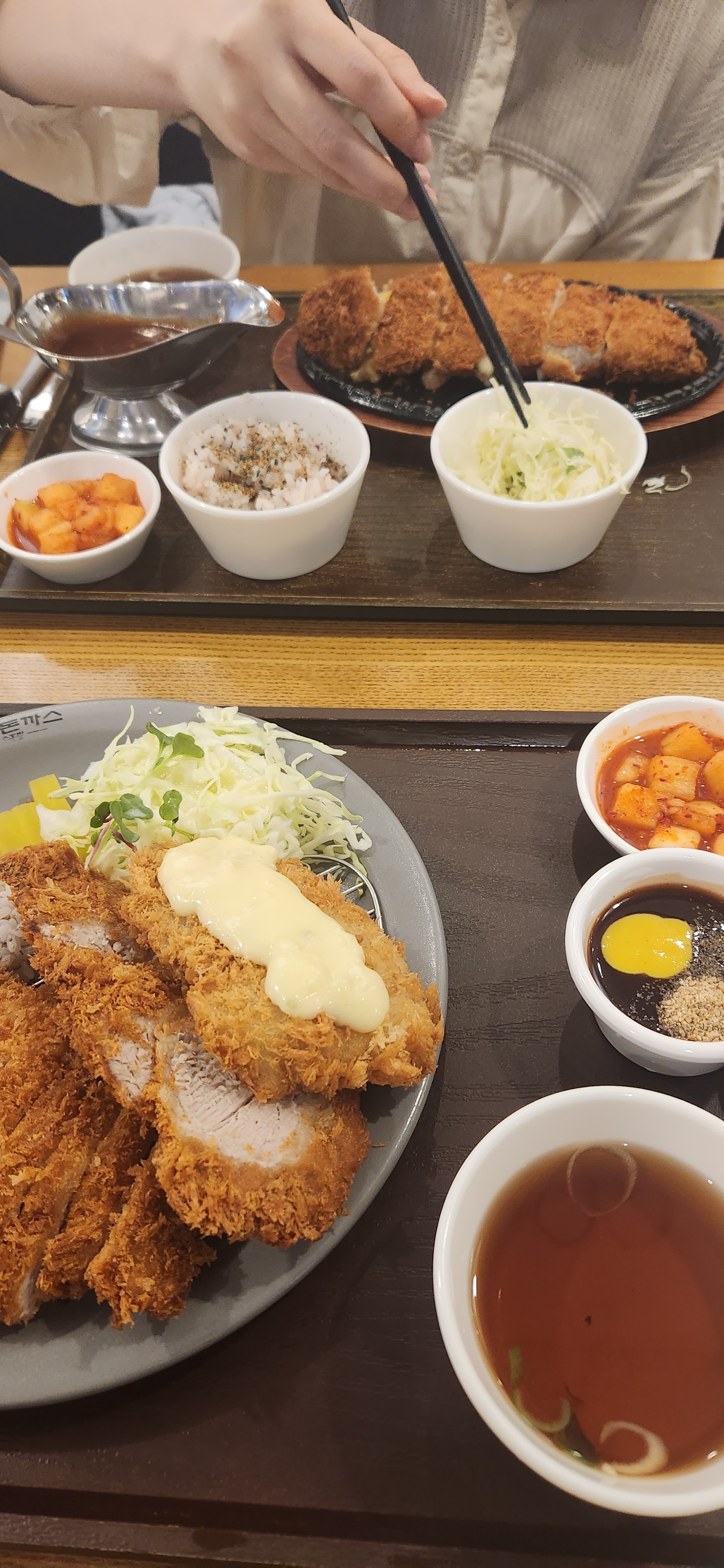 늘 오지만 양도 푸짐하고 음식이 주문과 동시에 조리되서 좋습니다! - 부산 대연동 맛집 홍익돈까스 부산대연점