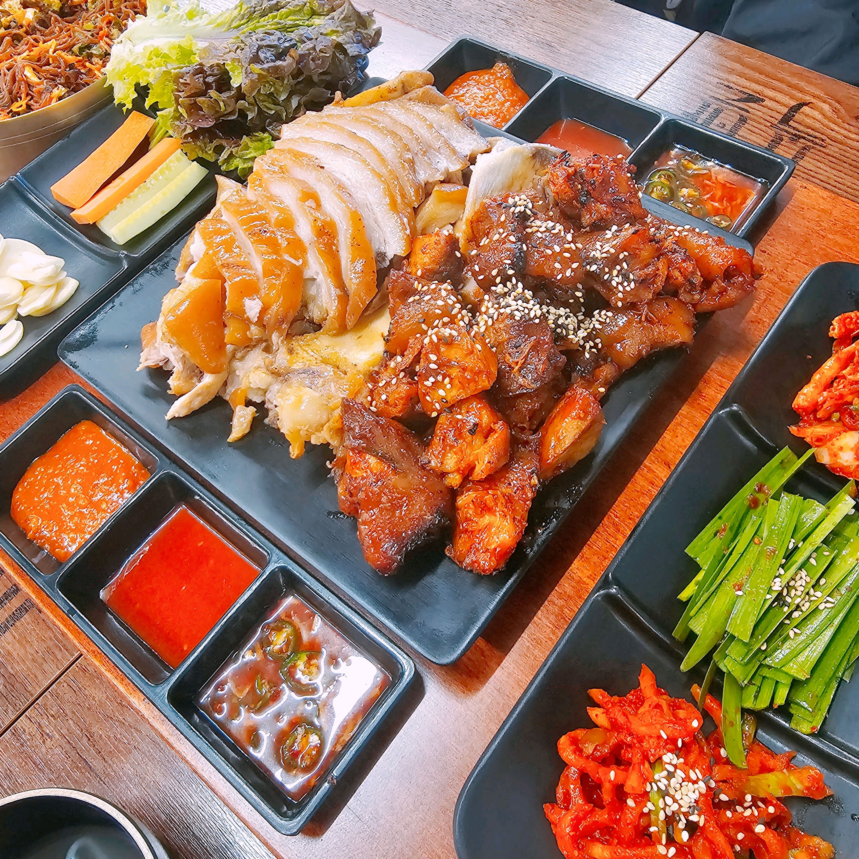 홀에서 먹으니 막국수도 서비스로 나오고 족발도 맛있고 직원분들 엄청 친절하셔서 좋았어요. - 천호동 맛집 귀한족발 천호점